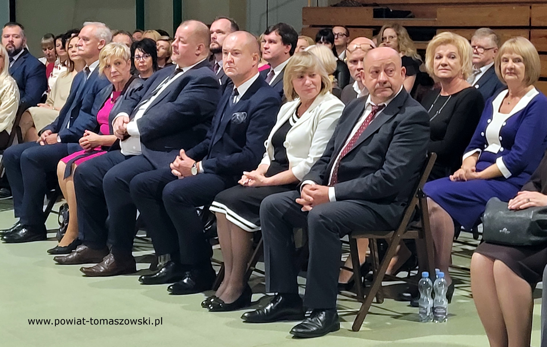 Na zdjęciu: uczestnicy obchodów Dnia Edukacji Narodowej, które odbyły się we wtorek, 14 października 2025 roku, w Zespole Szkół Ponadpodstawowych nr 2 im. Stanisława Staszica w Tomaszowie Mazowieckim. Na zdjęciu: uczestnicy obchodów Dnia Edukacji Narodowej, które odbyły się we wtorek, 14 października 2025 roku, w Zespole Szkół Ponadpodstawowych nr 2 im. Stanisława Staszica w Tomaszowie Mazowieckim.