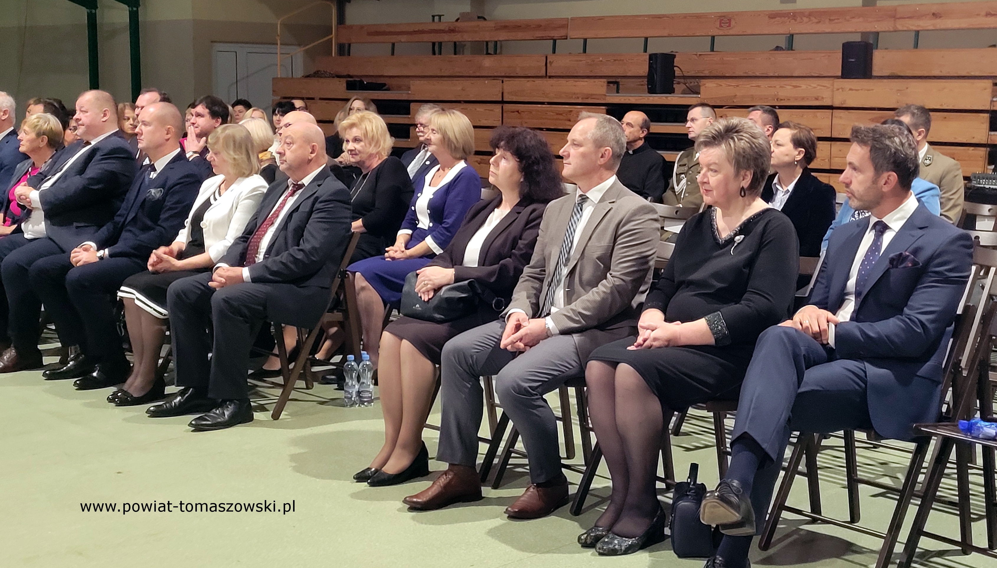 Na zdjęciu: uczestnicy obchodów Dnia Edukacji Narodowej, które odbyły się we wtorek, 14 października 2025 roku, w Zespole Szkół Ponadpodstawowych nr 2 im. Stanisława Staszica w Tomaszowie Mazowieckim. Na zdjęciu: uczestnicy obchodów Dnia Edukacji Narodowej, które odbyły się we wtorek, 14 października 2025 roku, w Zespole Szkół Ponadpodstawowych nr 2 im. Stanisława Staszica w Tomaszowie Mazowieckim.