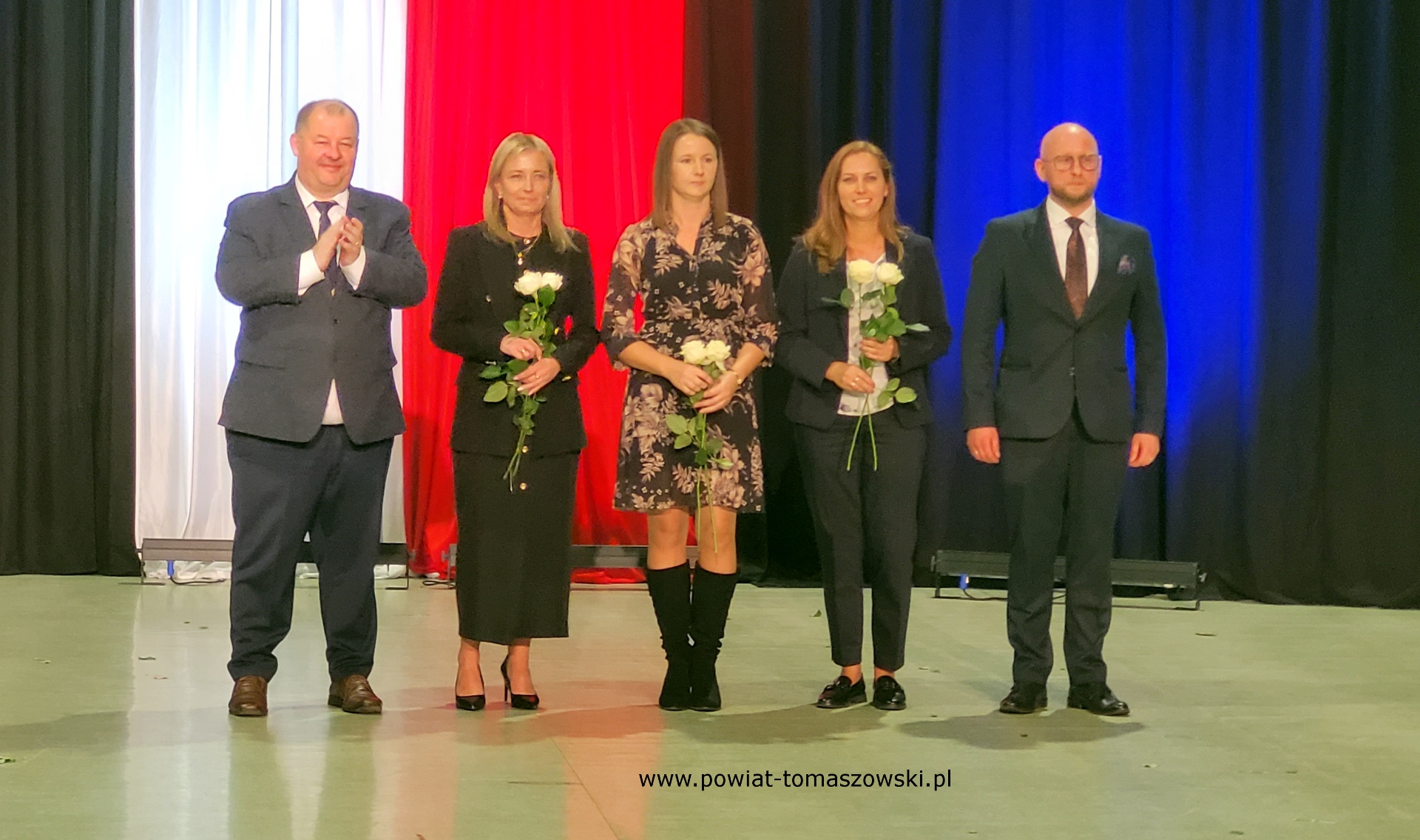 Na zdjęciu: uczestnicy obchodów Dnia Edukacji Narodowej, które odbyły się we wtorek, 14 października 2025 roku, w Zespole Szkół Ponadpodstawowych nr 2 im. Stanisława Staszica w Tomaszowie Mazowieckim. Na zdjęciu: uczestnicy obchodów Dnia Edukacji Narodowej, które odbyły się we wtorek, 14 października 2025 roku, w Zespole Szkół Ponadpodstawowych nr 2 im. Stanisława Staszica w Tomaszowie Mazowieckim.