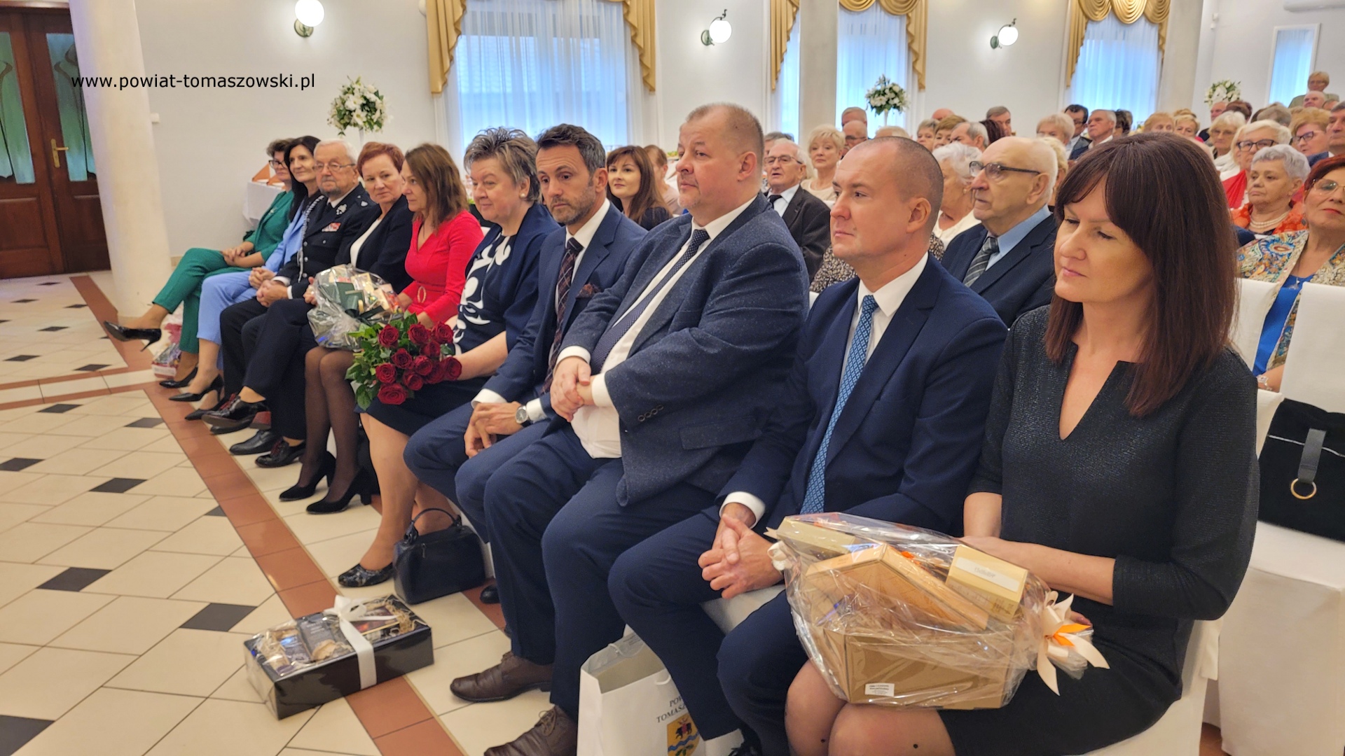 Na zdjęciu: uczestnicy obchod&oacute;w Dnia Seniora, zorganizowanych przez Powiatowe Stowarzyszenie Emeryt&oacute;w, Rencist&oacute;w i&nbsp;Inwalid&oacute;w, kt&oacute;re odbyły się w&nbsp;środę, 15 października 2025 roku, w&nbsp;Restauracji &bdquo;Janosik&rdquo; w&nbsp;miejscowości Zawada.