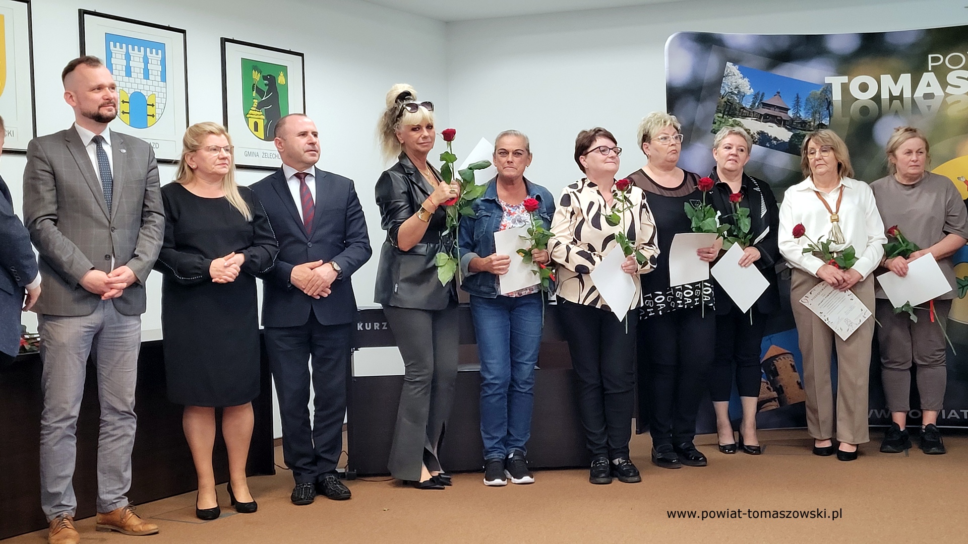 Na zdjęciu: uczestnicy uroczystego spotkania z okazji Międzynarodowego Dnia Pielęgniarek i Położnych, które odbyło się w poniedziałek, 12 maja 2025 roku, w sali konferencyjnej Starostwa Powiatowego w Tomaszowie Mazowieckim. Na zdjęciu: uczestnicy uroczystego spotkania z okazji Międzynarodowego Dnia Pielęgniarek i Położnych, które odbyło się w poniedziałek, 12 maja 2025 roku, w sali konferencyjnej Starostwa Powiatowego w Tomaszowie Mazowieckim.