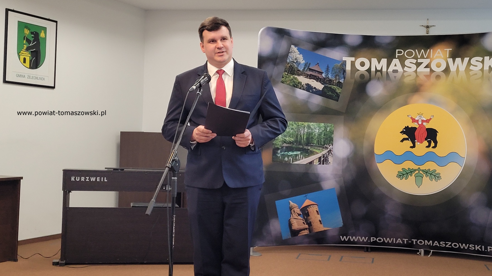Na zdjęciu: uczestnicy uroczystego spotkania z okazji Międzynarodowego Dnia Pielęgniarek i Położnych, które odbyło się w poniedziałek, 12 maja 2025 roku, w sali konferencyjnej Starostwa Powiatowego w Tomaszowie Mazowieckim. Na zdjęciu: uczestnicy uroczystego spotkania z okazji Międzynarodowego Dnia Pielęgniarek i Położnych, które odbyło się w poniedziałek, 12 maja 2025 roku, w sali konferencyjnej Starostwa Powiatowego w Tomaszowie Mazowieckim.