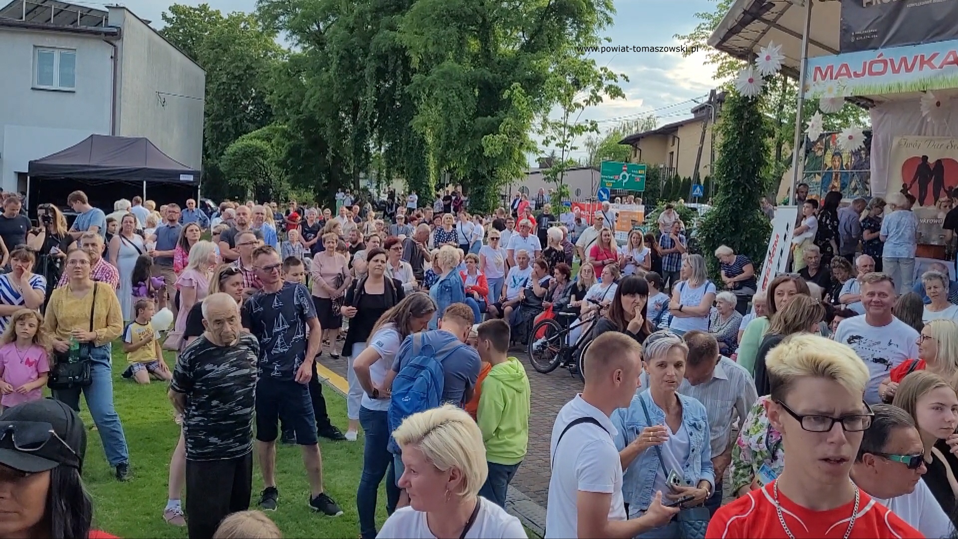 Na zdjęciu: uczestnicy Pikniku rodzinnego z&nbsp;okazji Dnia Matki i&nbsp;Dnia Dziecka, kt&oacute;ry odbył się w&nbsp;parafii NSJ przy ul. Popiełuszki w&nbsp;Tomaszowie Mazowieckim w&nbsp;niedzielę, 26 maja 2024 roku,