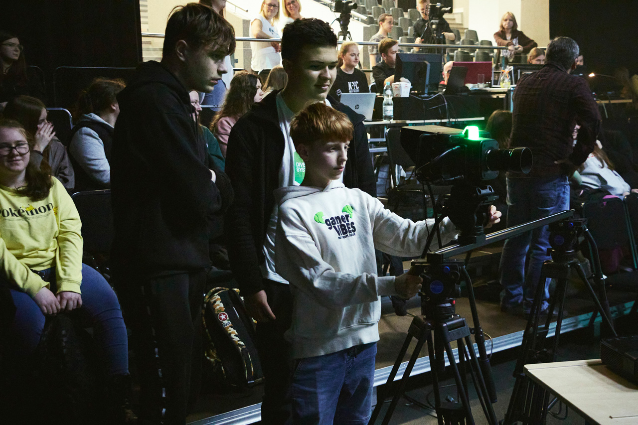 Na zdjęciu: uczestnicy warsztat&oacute;w&mdash;telewizyjnych pt.: &bdquo;Za zamkniętymi oczami. Kamera w&nbsp;inspiracji&rdquo;, kt&oacute;re  odbyły się 18 kwietnia 2023 roku w&nbsp;Powiatowym Centrum Animacji Społecznej.