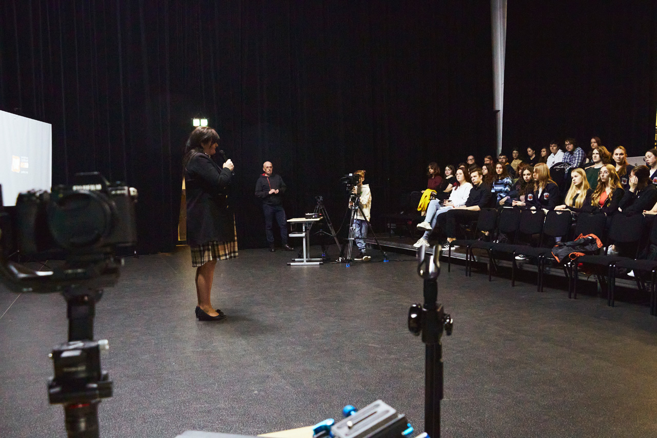 Na zdjęciu: uczestnicy warsztat&oacute;w&mdash;telewizyjnych pt.: &bdquo;Za zamkniętymi oczami. Kamera w&nbsp;inspiracji&rdquo;, kt&oacute;re  odbyły się 18 kwietnia 2023 roku w&nbsp;Powiatowym Centrum Animacji Społecznej.