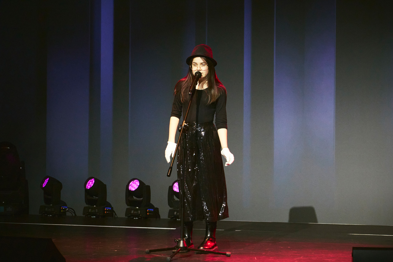 Na zdjęciu: uczestnicy warsztat&oacute;w&mdash;telewizyjnych pt.: &bdquo;Za zamkniętymi oczami. Kamera w&nbsp;inspiracji&rdquo;, kt&oacute;re  odbyły się 18 kwietnia 2023 roku w&nbsp;Powiatowym Centrum Animacji Społecznej.