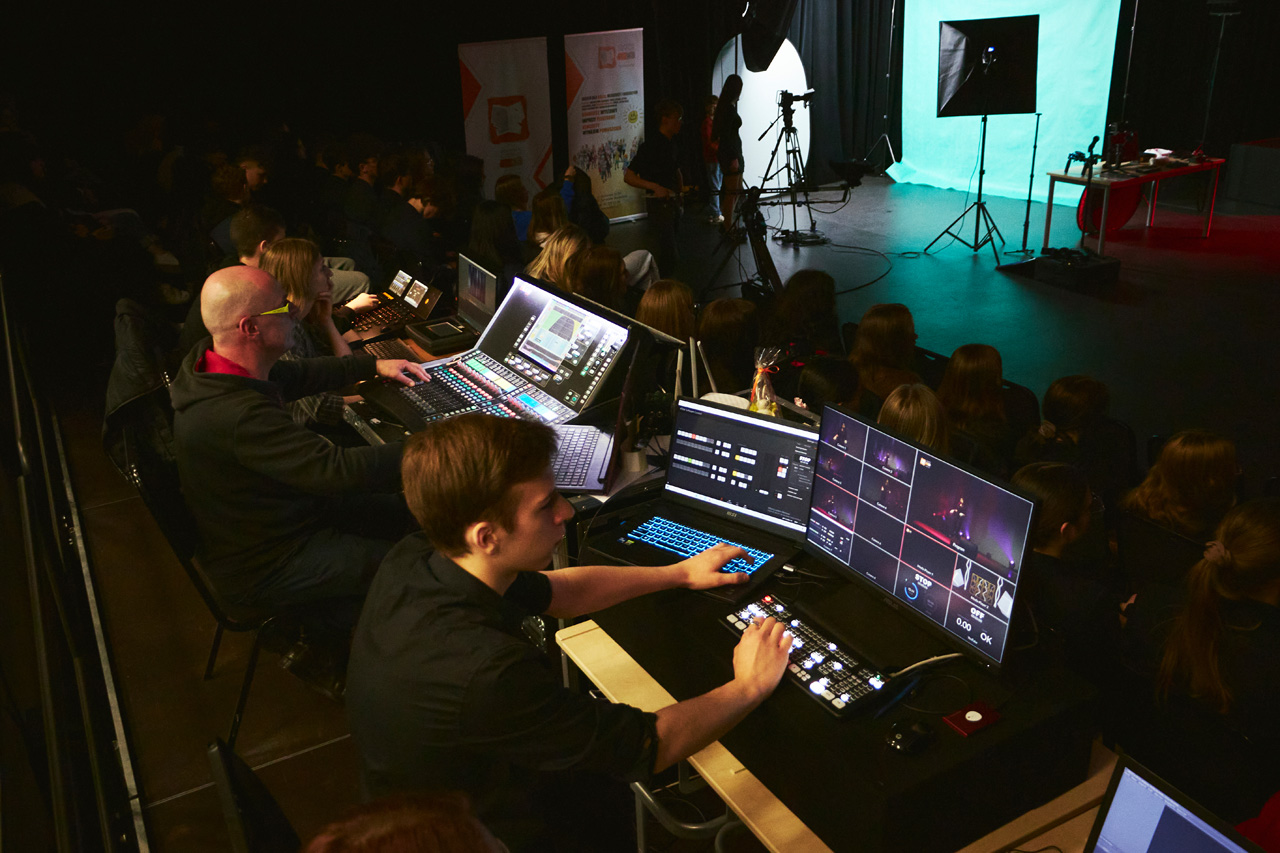 Na zdjęciu: uczestnicy warsztatów—telewizyjnych pt.: „Za zamkniętymi oczami. Kamera w inspiracji”, które odbyły się 18 kwietnia 2023 roku w Powiatowym Centrum Animacji Społecznej. Na zdjęciu: uczestnicy warsztatów—telewizyjnych pt.: „Za zamkniętymi oczami. Kamera w inspiracji”, które odbyły się 18 kwietnia 2023 roku w Powiatowym Centrum Animacji Społecznej.