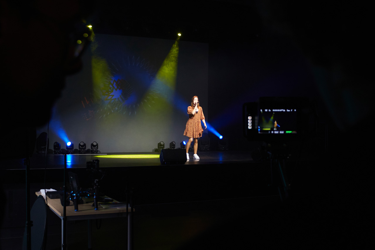 Na zdjęciu: uczestnicy warsztat&oacute;w&mdash;telewizyjnych pt.: &bdquo;Za zamkniętymi oczami. Kamera w&nbsp;inspiracji&rdquo;, kt&oacute;re  odbyły się 18 kwietnia 2023 roku w&nbsp;Powiatowym Centrum Animacji Społecznej.