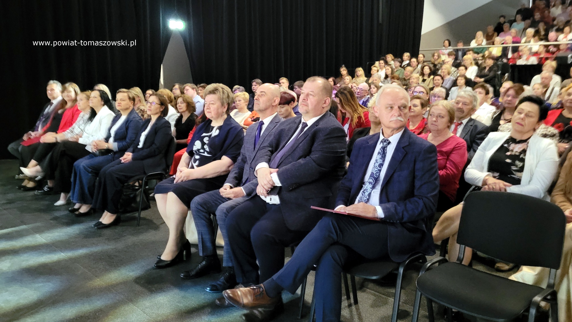 Na zdjęciu: uczestnicy Powiatowej Gali Działacza Kultury, która odbyła się w czwartek, 8 maja 2025 roku, w Powiatowym Centrum Animacji Społecznej w Tomaszowie Mazowieckim.