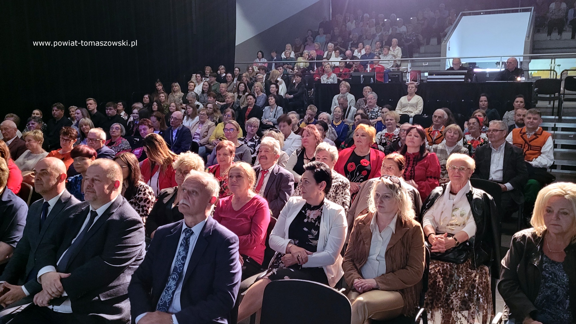 Na zdjęciu: uczestnicy Powiatowej Gali Działacza Kultury, która odbyła się w czwartek, 8 maja 2025 roku, w Powiatowym Centrum Animacji Społecznej w Tomaszowie Mazowieckim.