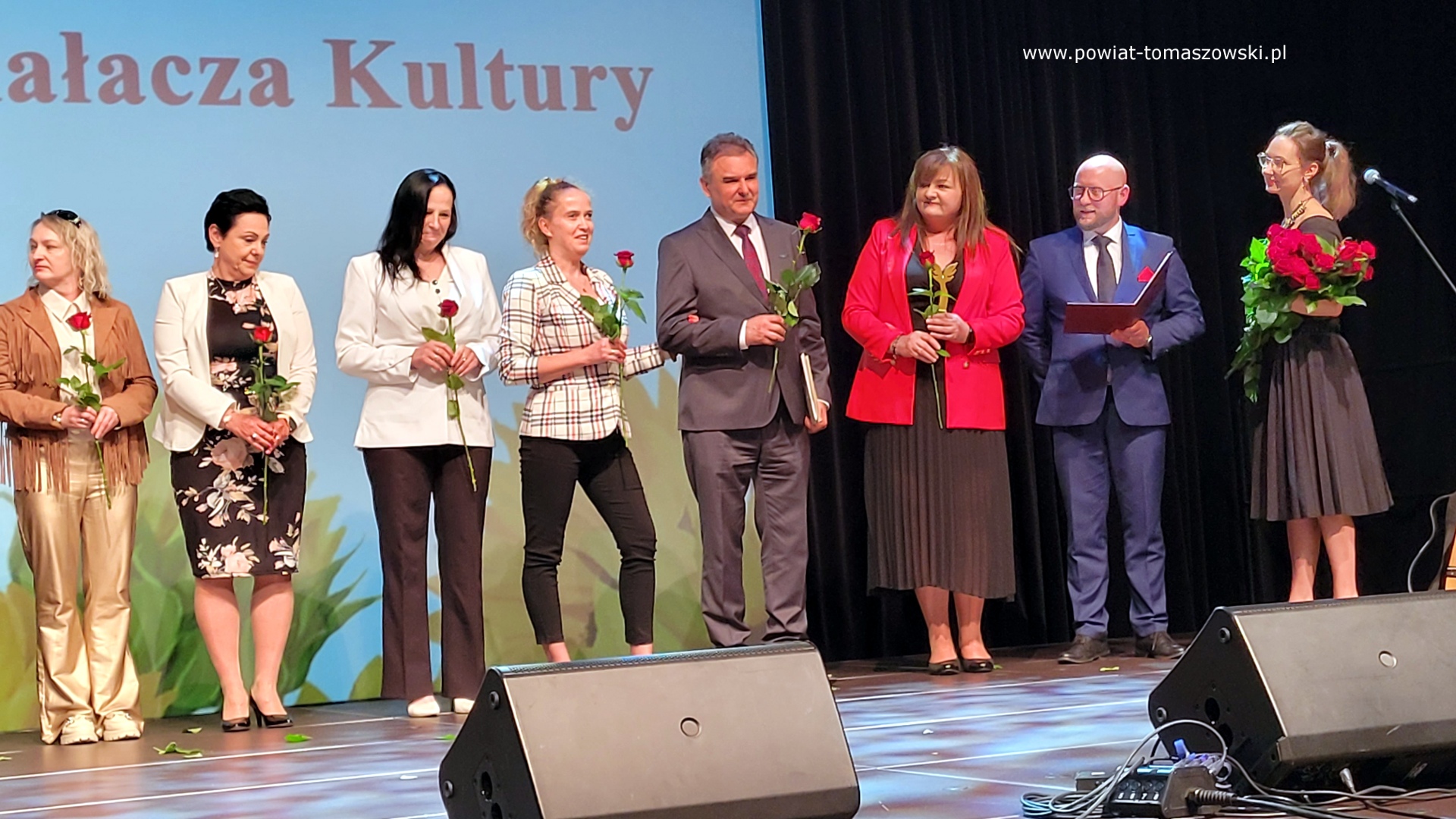 Na zdjęciu: uczestnicy Powiatowej Gali Działacza Kultury, która odbyła się w czwartek, 8 maja 2025 roku, w Powiatowym Centrum Animacji Społecznej w Tomaszowie Mazowieckim.