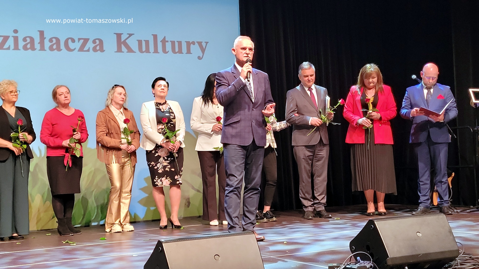 Na zdjęciu: uczestnicy Powiatowej Gali Działacza Kultury, która odbyła się w czwartek, 8 maja 2025 roku, w Powiatowym Centrum Animacji Społecznej w Tomaszowie Mazowieckim.