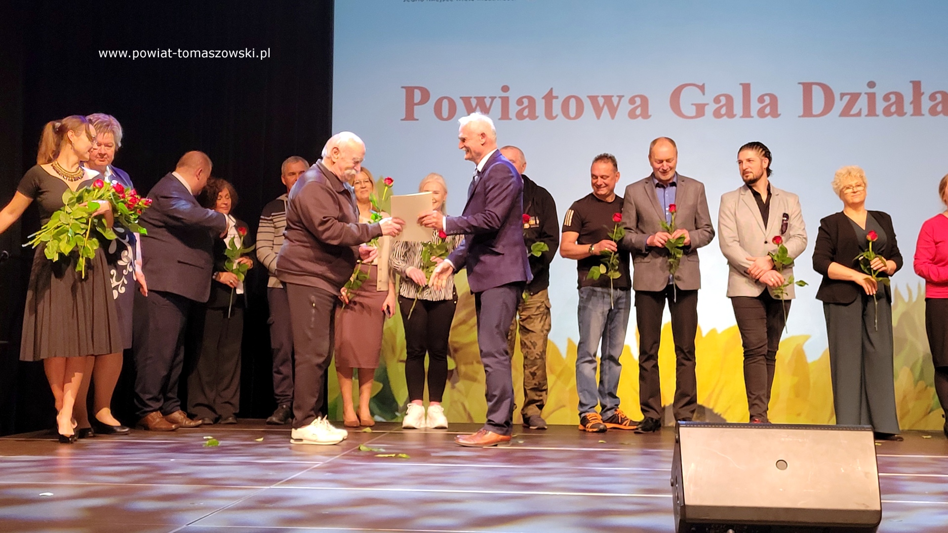 Na zdjęciu: uczestnicy Powiatowej Gali Działacza Kultury, która odbyła się w czwartek, 8 maja 2025 roku, w Powiatowym Centrum Animacji Społecznej w Tomaszowie Mazowieckim.
