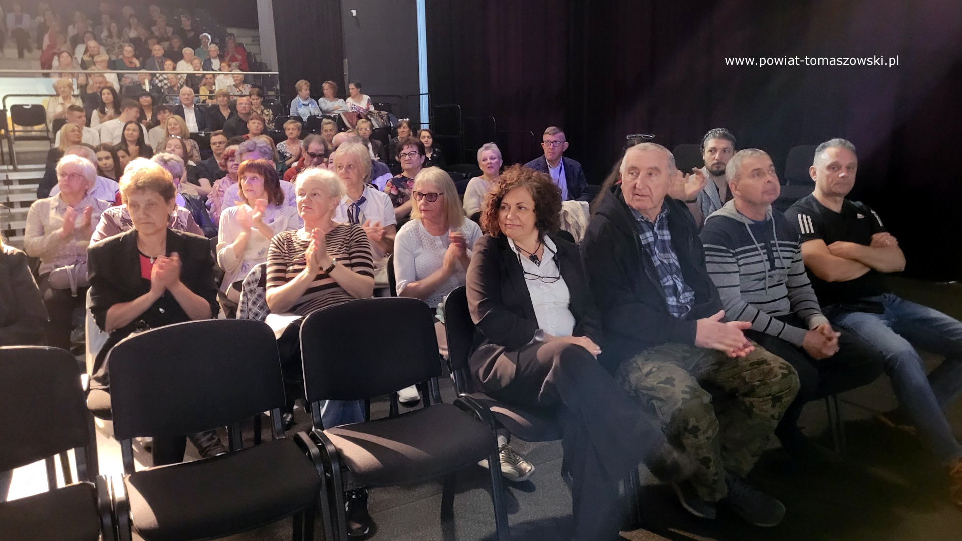 Na zdjęciu: uczestnicy Powiatowej Gali Działacza Kultury, która odbyła się w czwartek, 8 maja 2025 roku, w Powiatowym Centrum Animacji Społecznej w Tomaszowie Mazowieckim.