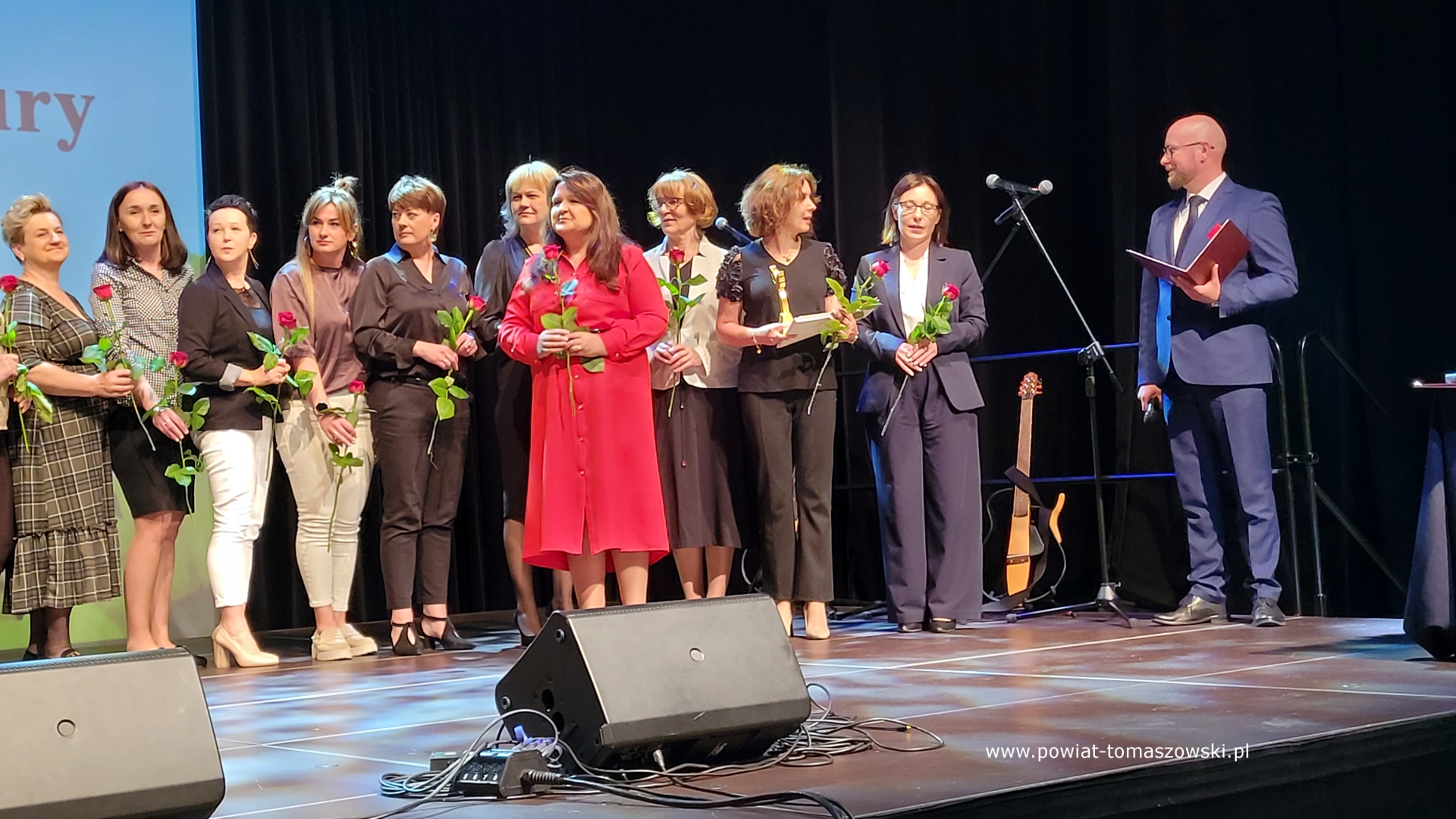 Na zdjęciu: uczestnicy Powiatowej Gali Działacza Kultury, która odbyła się w czwartek, 8 maja 2025 roku, w Powiatowym Centrum Animacji Społecznej w Tomaszowie Mazowieckim.