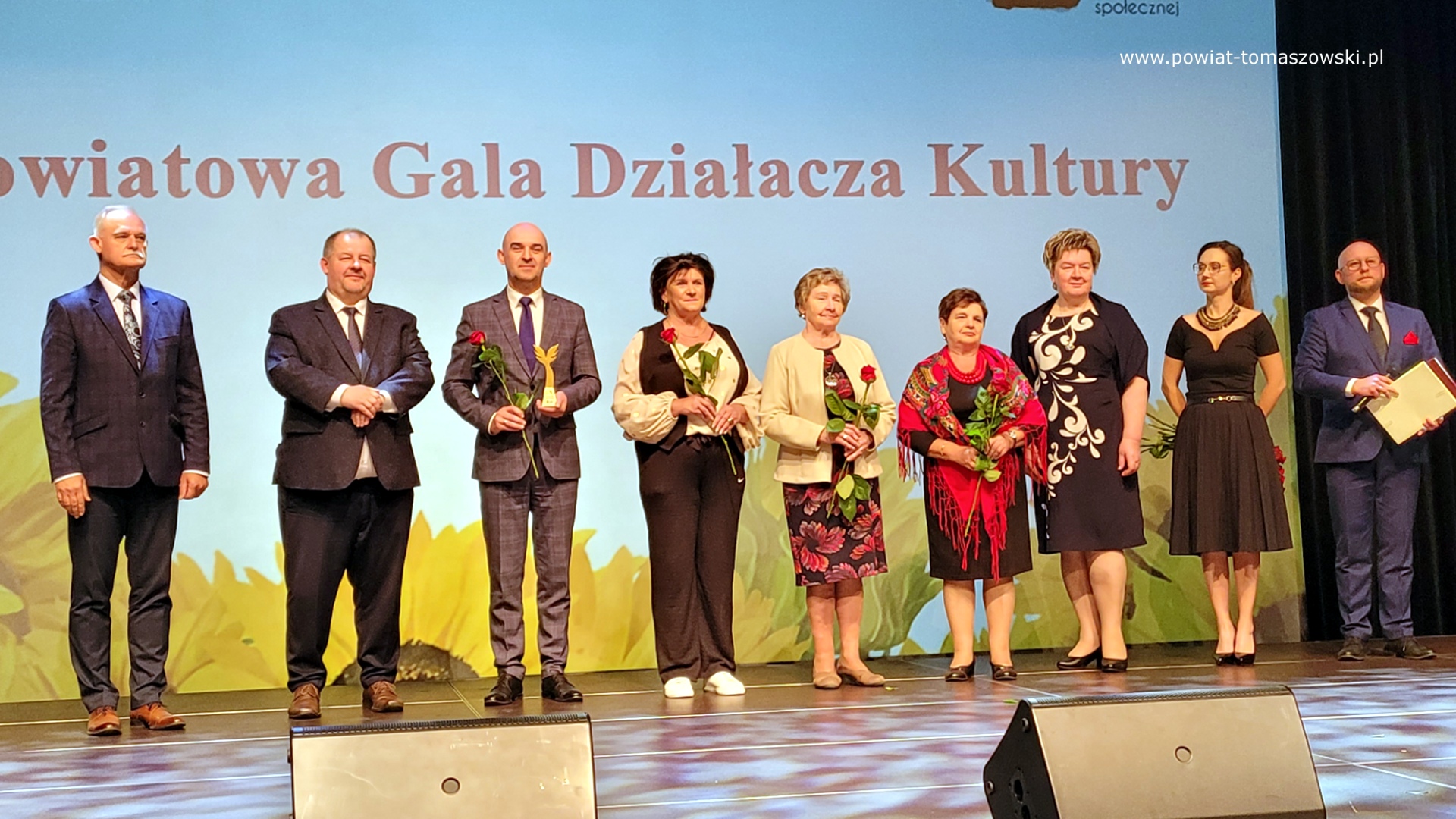 Na zdjęciu: uczestnicy Powiatowej Gali Działacza Kultury, która odbyła się w czwartek, 8 maja 2025 roku, w Powiatowym Centrum Animacji Społecznej w Tomaszowie Mazowieckim.
