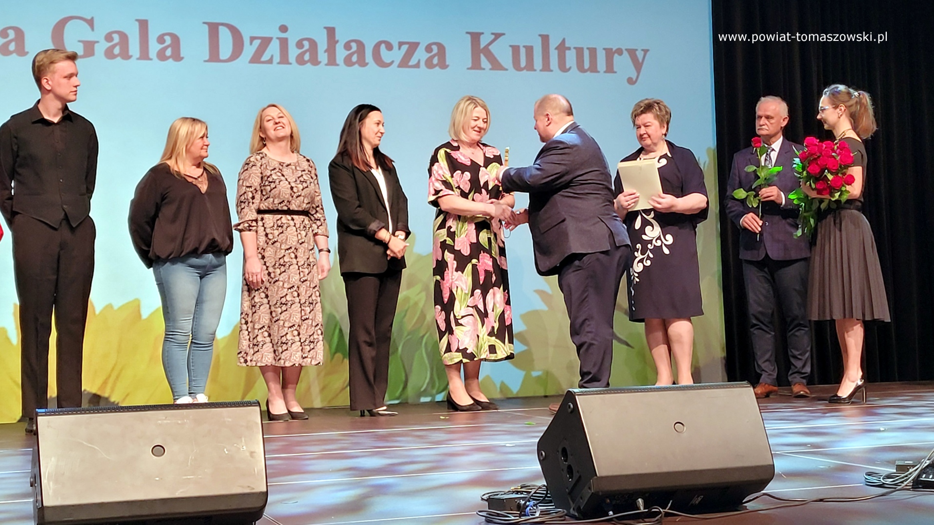 Na zdjęciu: uczestnicy Powiatowej Gali Działacza Kultury, która odbyła się w czwartek, 8 maja 2025 roku, w Powiatowym Centrum Animacji Społecznej w Tomaszowie Mazowieckim.
