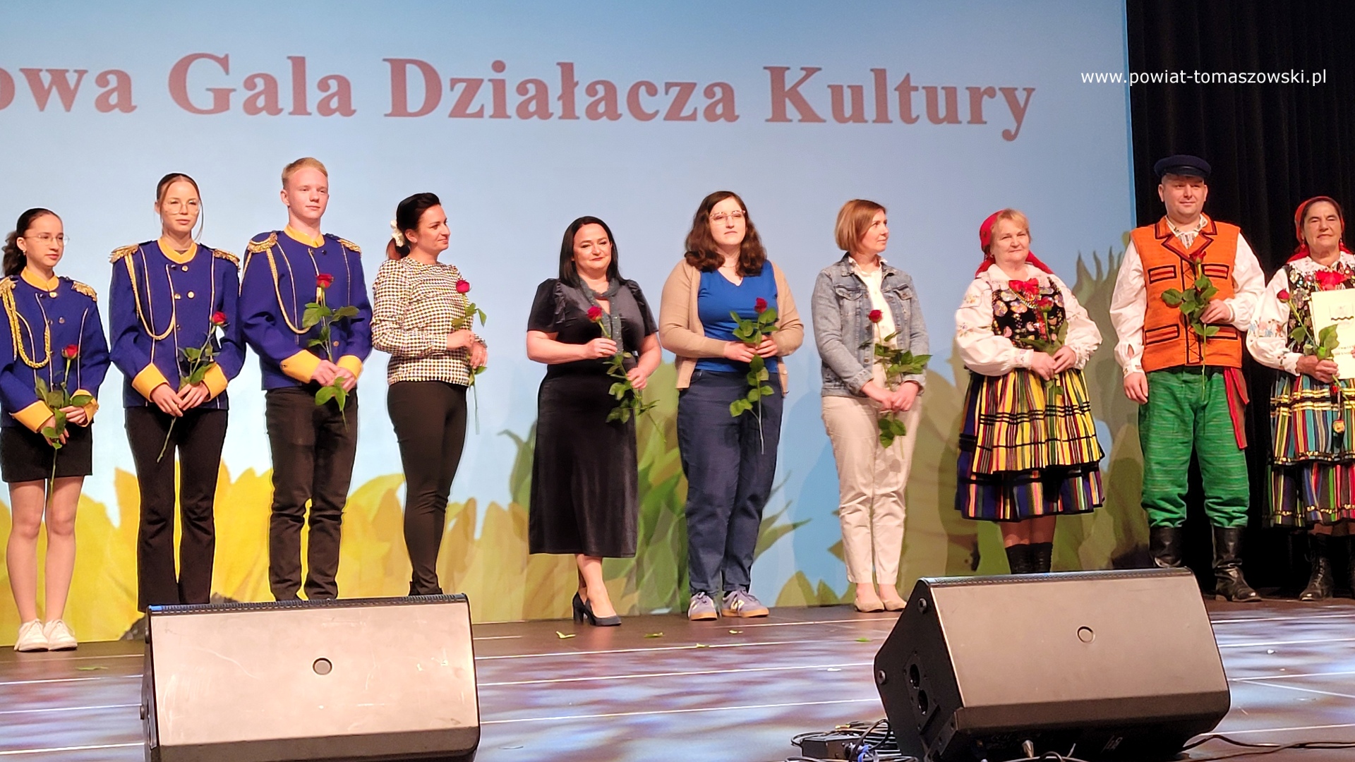 Na zdjęciu: uczestnicy Powiatowej Gali Działacza Kultury, która odbyła się w czwartek, 8 maja 2025 roku, w Powiatowym Centrum Animacji Społecznej w Tomaszowie Mazowieckim.