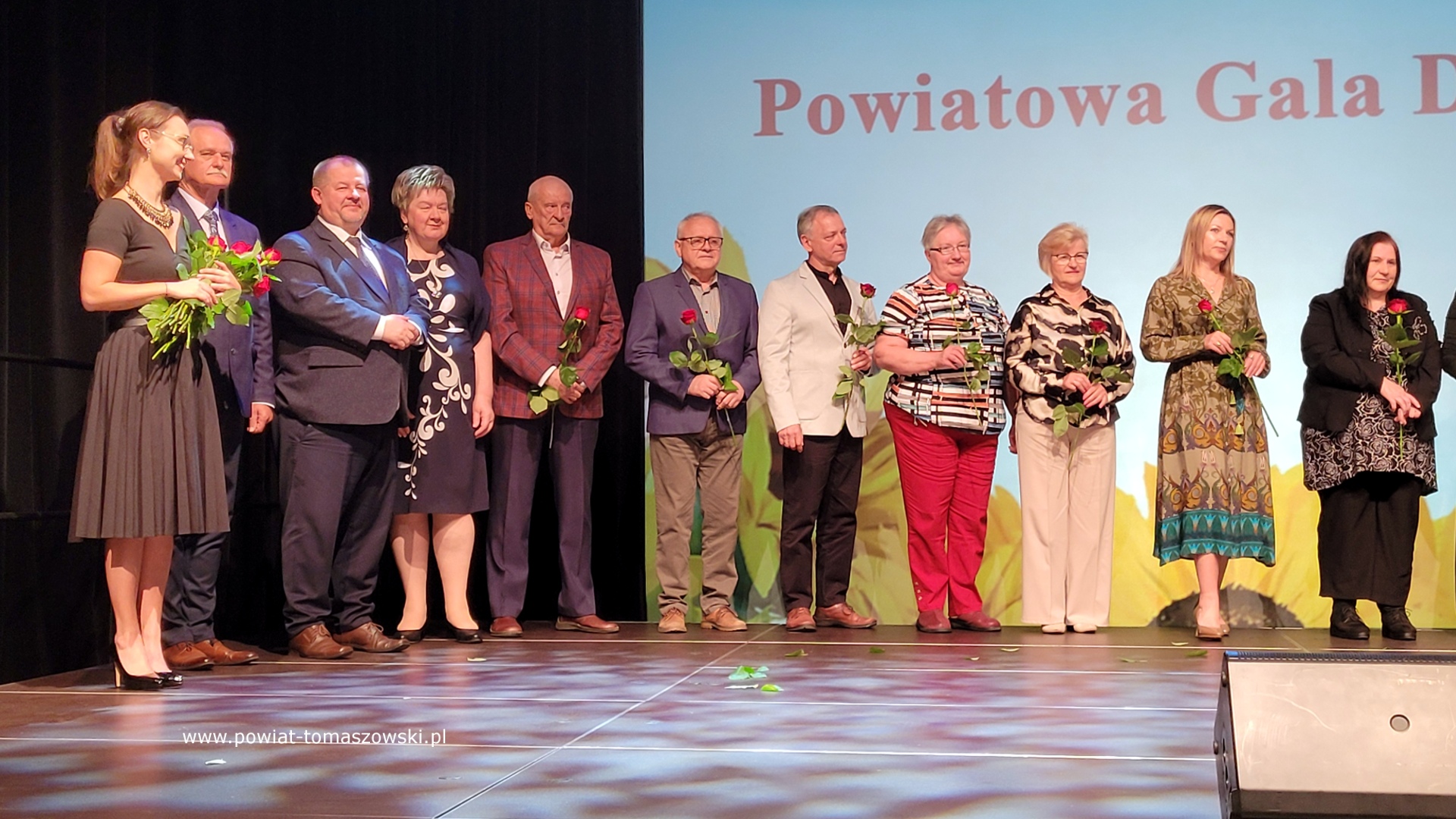 Na zdjęciu: uczestnicy Powiatowej Gali Działacza Kultury, która odbyła się w czwartek, 8 maja 2025 roku, w Powiatowym Centrum Animacji Społecznej w Tomaszowie Mazowieckim.