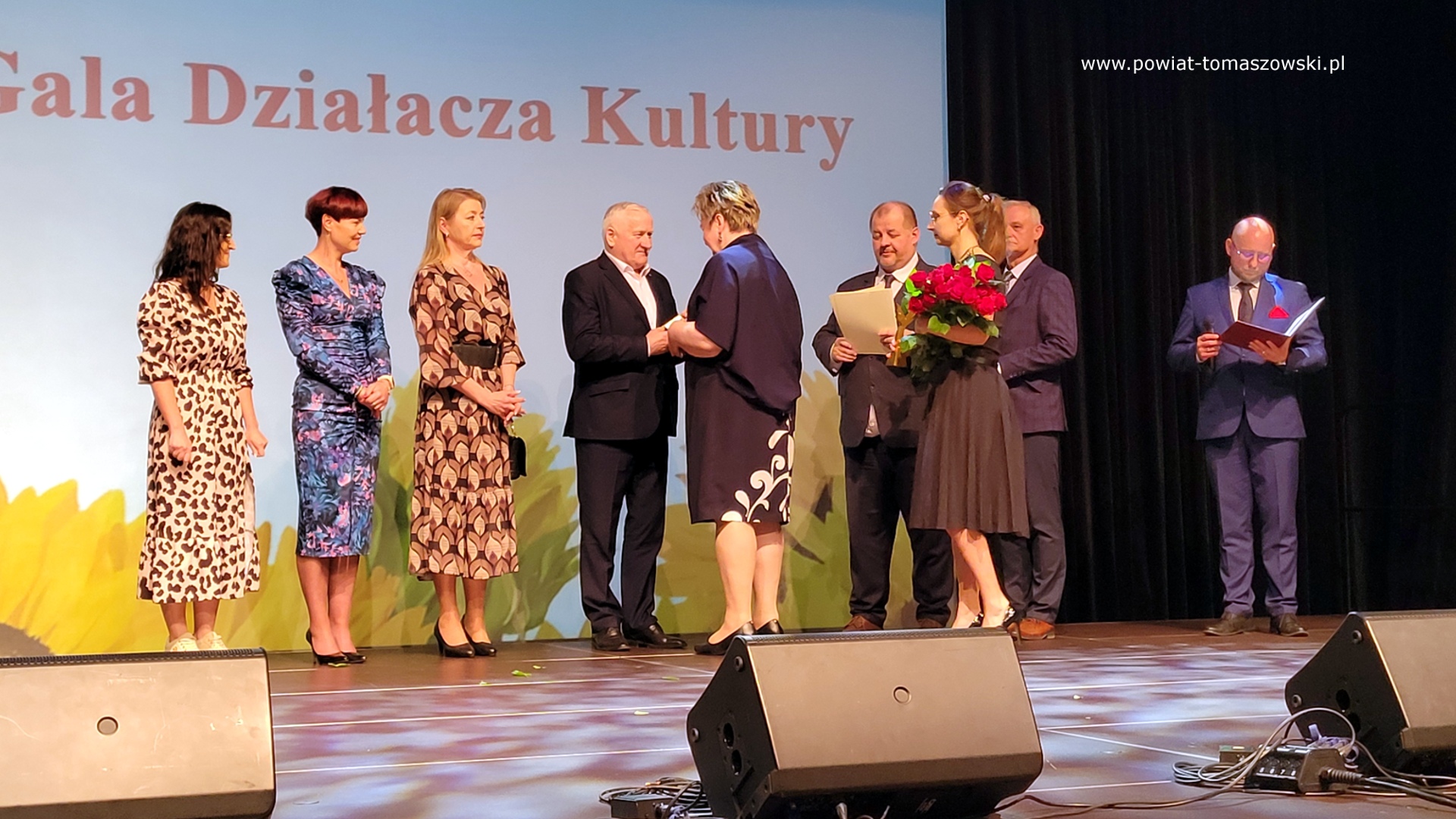 Na zdjęciu: uczestnicy Powiatowej Gali Działacza Kultury, która odbyła się w czwartek, 8 maja 2025 roku, w Powiatowym Centrum Animacji Społecznej w Tomaszowie Mazowieckim.