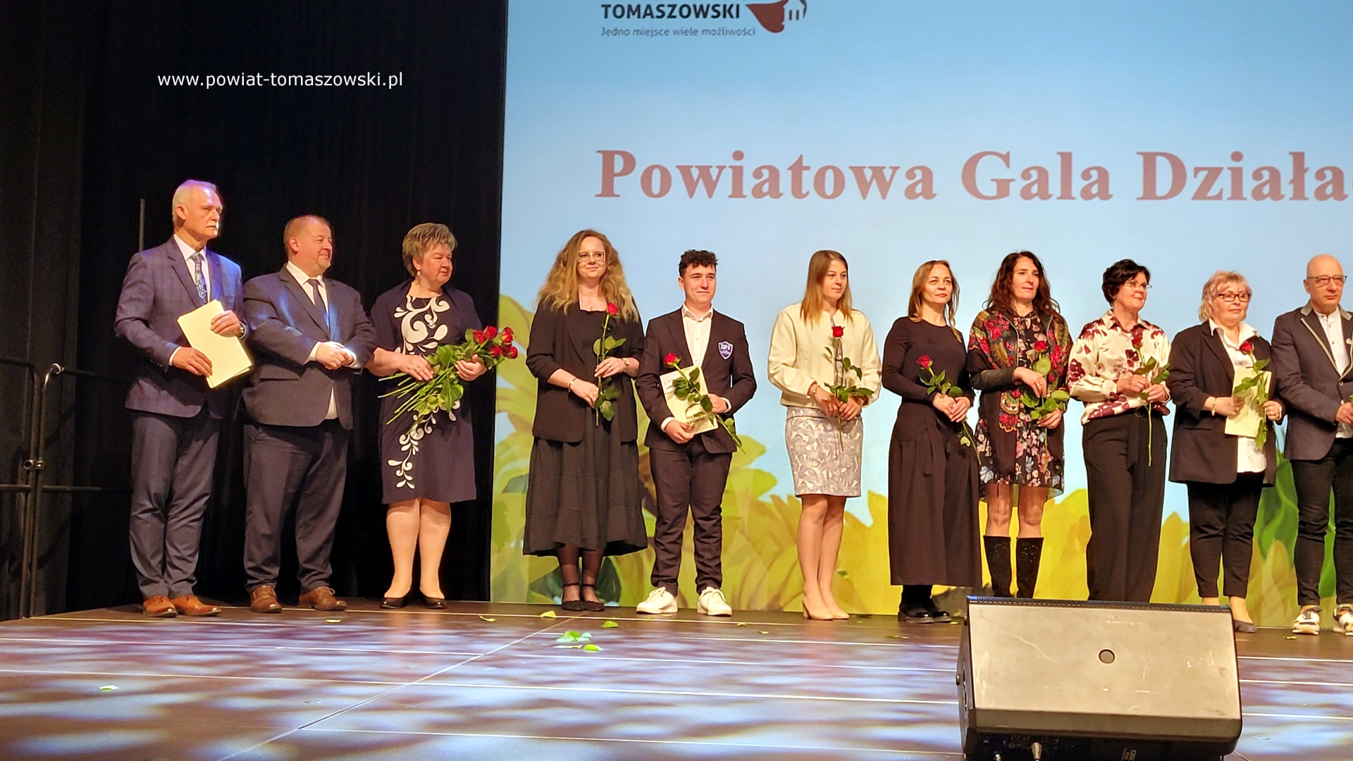 Na zdjęciu: uczestnicy Powiatowej Gali Działacza Kultury, która odbyła się w czwartek, 8 maja 2025 roku, w Powiatowym Centrum Animacji Społecznej w Tomaszowie Mazowieckim.