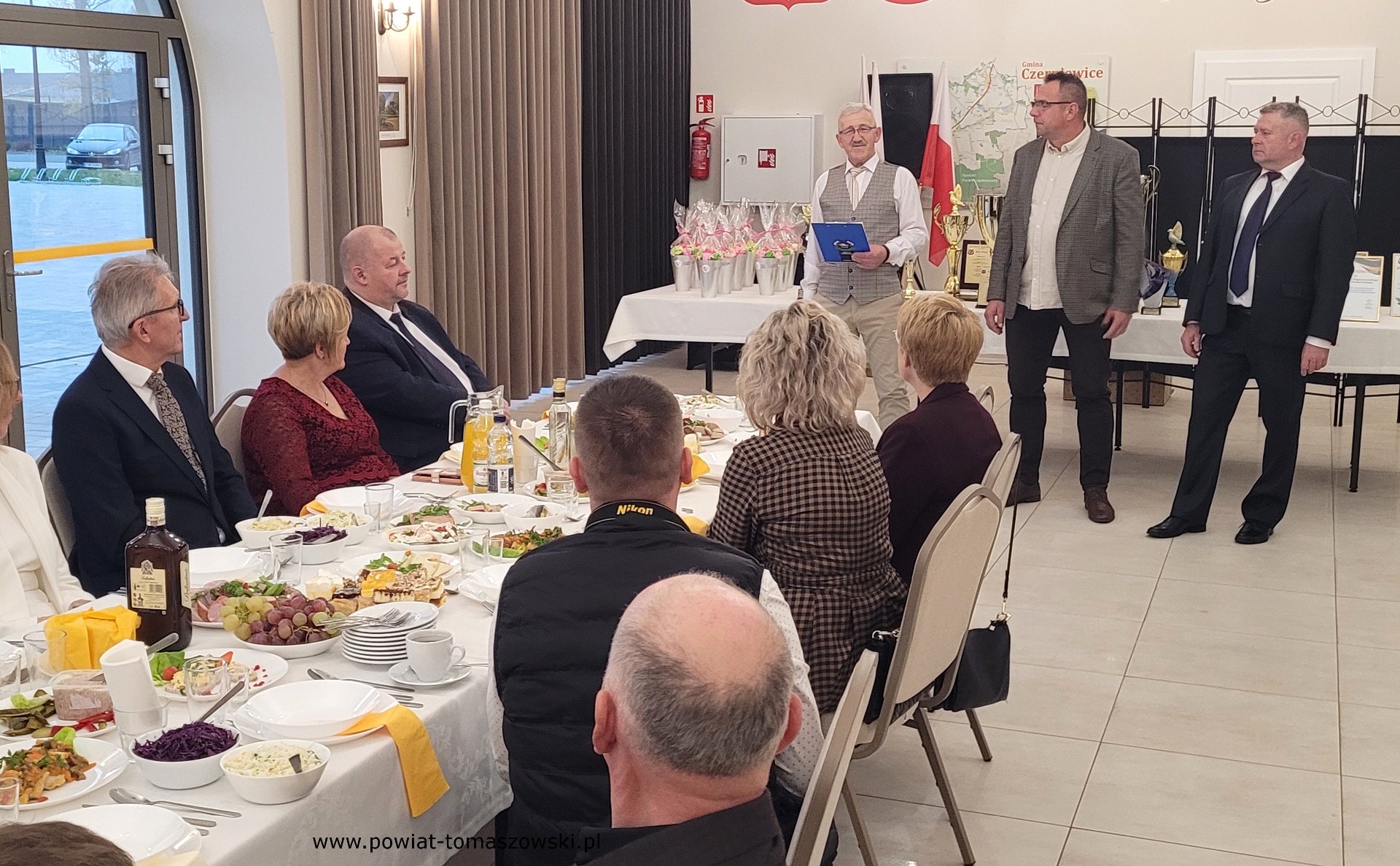 Na zdjęciu: uczestnicy uroczystości podsumowania sezonu lotowego gołębi 2025 Polskiego Związku Hodowców Gołębi Pocztowych – Sekcja Lubochnia, która odbyła się w sobotę, 8 listopada 2025 roku, w Miejscu Spotkań i Rekreacji w Czerniewicach.