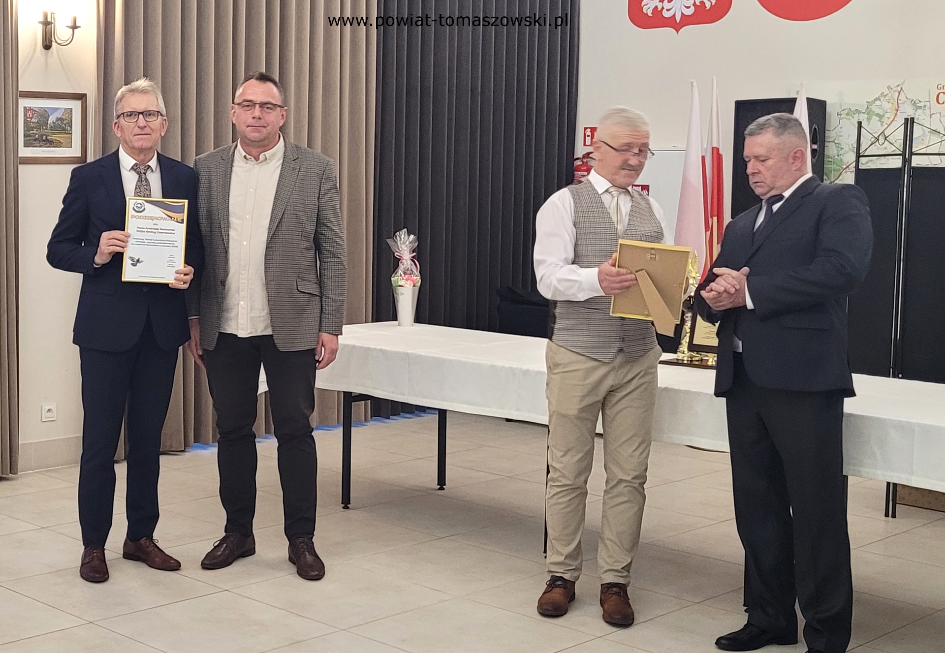 Na zdjęciu: uczestnicy uroczystości podsumowania sezonu lotowego gołębi 2025 Polskiego Związku Hodowców Gołębi Pocztowych – Sekcja Lubochnia, która odbyła się w sobotę, 8 listopada 2025 roku, w Miejscu Spotkań i Rekreacji w Czerniewicach.