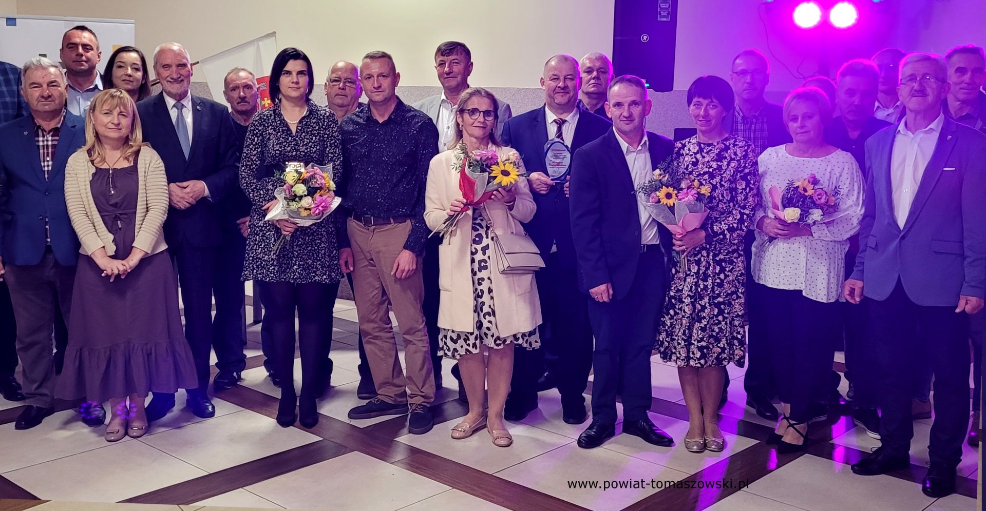 Na zdjęciu: uczestnicy uroczystości, podczas kt&oacute;rej odbyło się podsumowanie sezonu lotowego 2023 Polskiego Związku Hodowc&oacute;w Gołębi Pocztowych Sekcja w&nbsp;Lubochni, kt&oacute;ra odbyła się w&nbsp;sobotę, 7 października 2023 roku, w&nbsp;Centrum Tradycji Kulinarnych w&nbsp;Małczu (gmina Lubochnia)