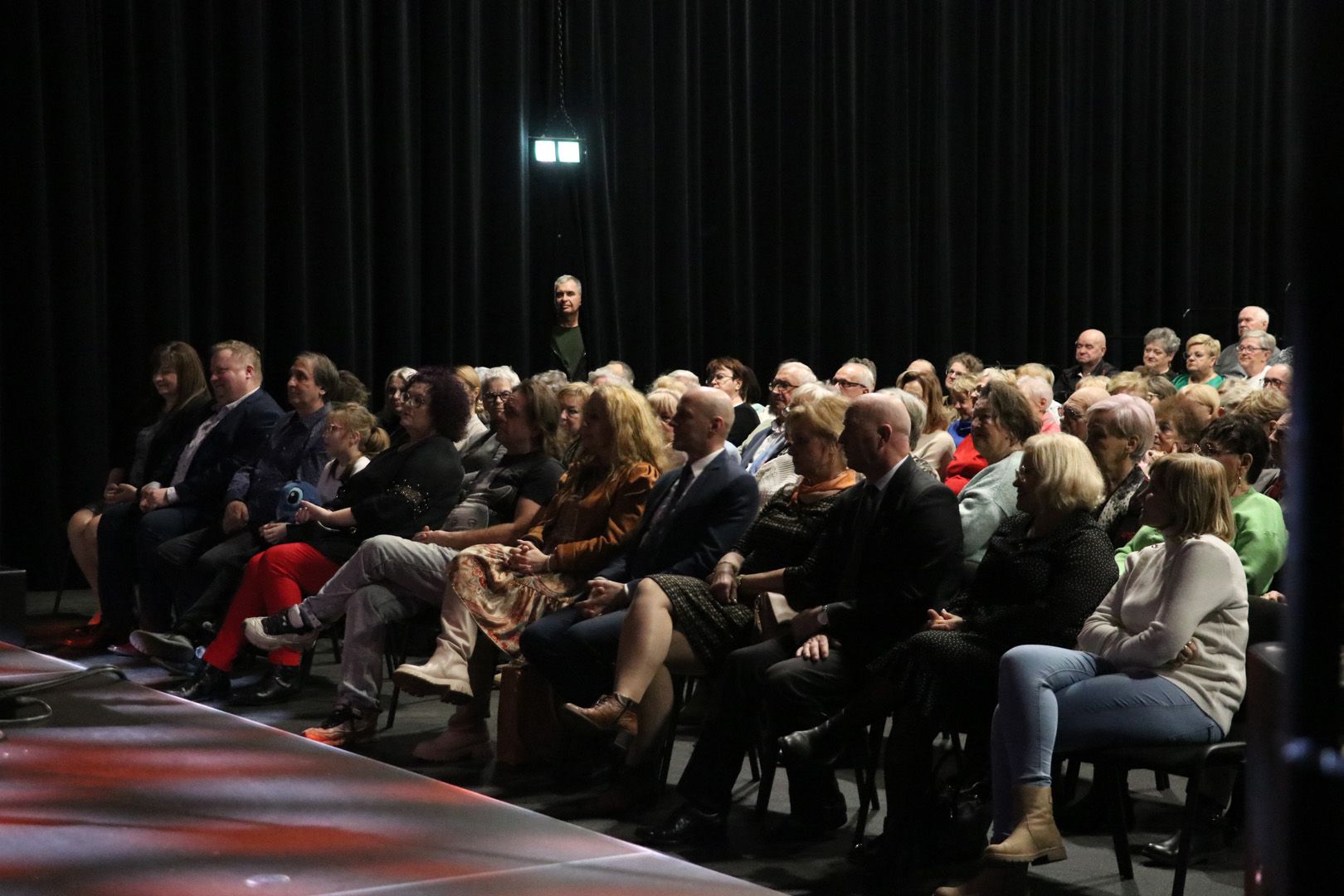 Na zdjęciu: uczestnicy Powiatowego Dnia Kobiet, kt&oacute;ry odbył się we wtorek, 4 marca 2025 roku, w&nbsp;Powiatowym Centrum Animacji Społecznej w&nbsp;Tomaszowie Mazowieckim.