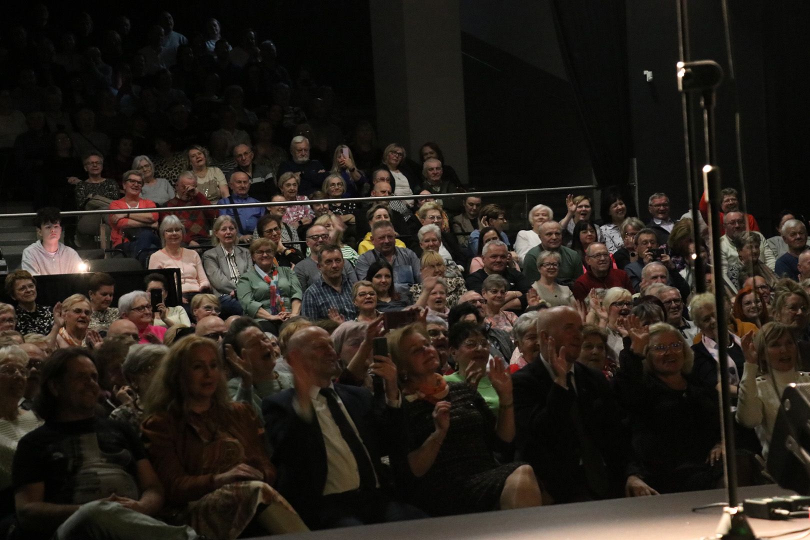 Na zdjęciu: uczestnicy Powiatowego Dnia Kobiet, kt&oacute;ry odbył się we wtorek, 4 marca 2025 roku, w&nbsp;Powiatowym Centrum Animacji Społecznej w&nbsp;Tomaszowie Mazowieckim.