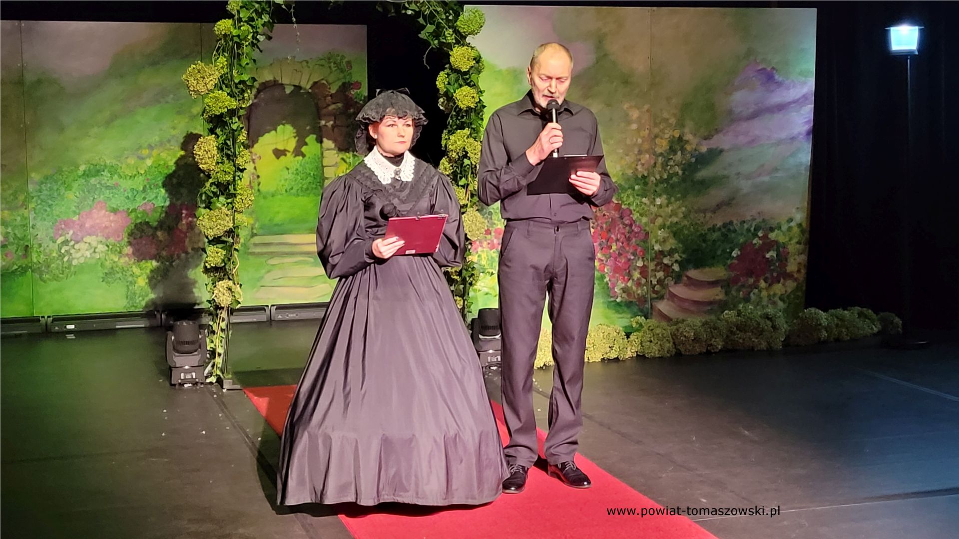 Na zdjęciu: uczestnicy VII Regionalnego Turnieju K&oacute;ł Gospodyń Wiejskich i&nbsp;Miejskich, kt&oacute;ry odbył się w&nbsp;sobotę, 7 października 2023 roku, w&nbsp;Powiatowym Centrum Animacji Społecznej w&nbsp;Tomaszowie Mazowieckim, 