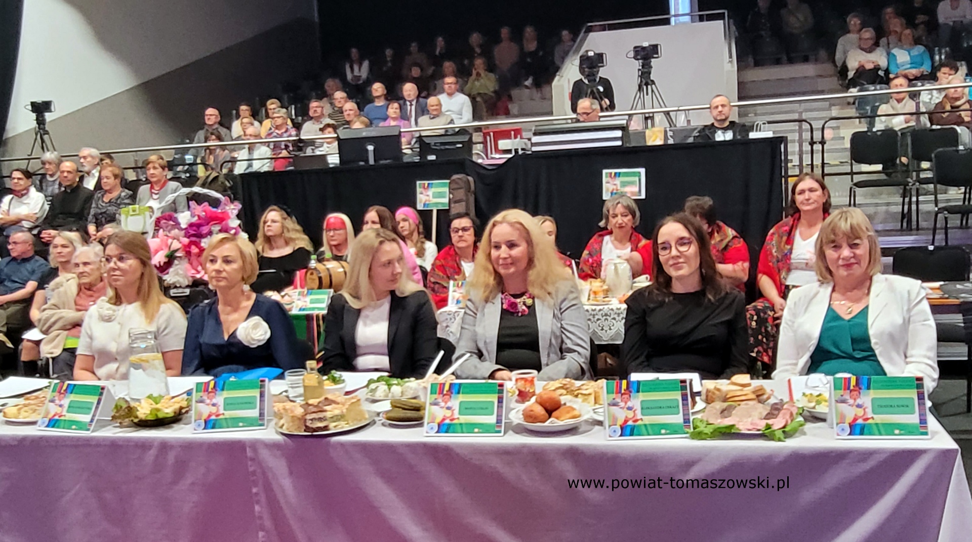 Na zdjęciu: uczestnicy IX Regionalnego Turnieju Kół Gospodyń Wiejskich i Miejskich, który odbył się w sobotę, 8 listopada 2025 roku, w PCAS-ie przy ul. Farbiarskiej 20/24 w Tomaszowie Mazowieckim.