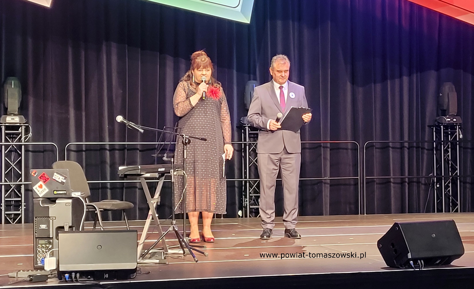 Na zdjęciu: uczestnicy IX Regionalnego Turnieju Kół Gospodyń Wiejskich i Miejskich, który odbył się w sobotę, 8 listopada 2025 roku, w PCAS-ie przy ul. Farbiarskiej 20/24 w Tomaszowie Mazowieckim.