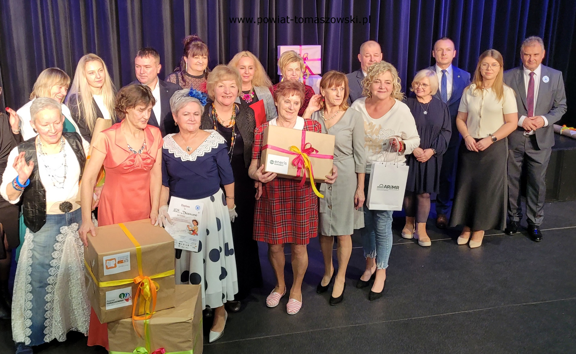 Na zdjęciu: uczestnicy IX Regionalnego Turnieju Kół Gospodyń Wiejskich i Miejskich, który odbył się w sobotę, 8 listopada 2025 roku, w PCAS-ie przy ul. Farbiarskiej 20/24 w Tomaszowie Mazowieckim.