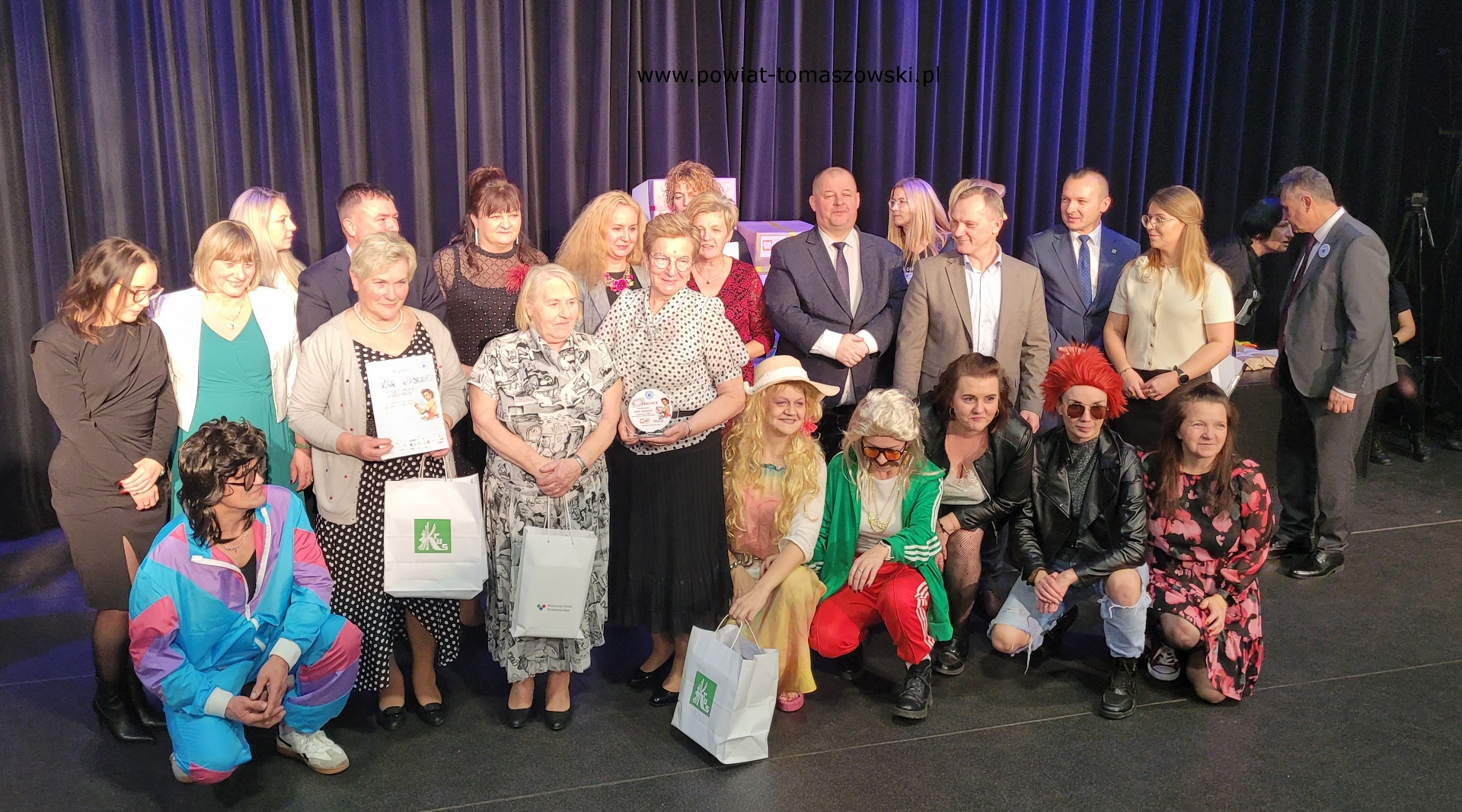 Na zdjęciu: uczestnicy IX Regionalnego Turnieju Kół Gospodyń Wiejskich i Miejskich, który odbył się w sobotę, 8 listopada 2025 roku, w PCAS-ie przy ul. Farbiarskiej 20/24 w Tomaszowie Mazowieckim.