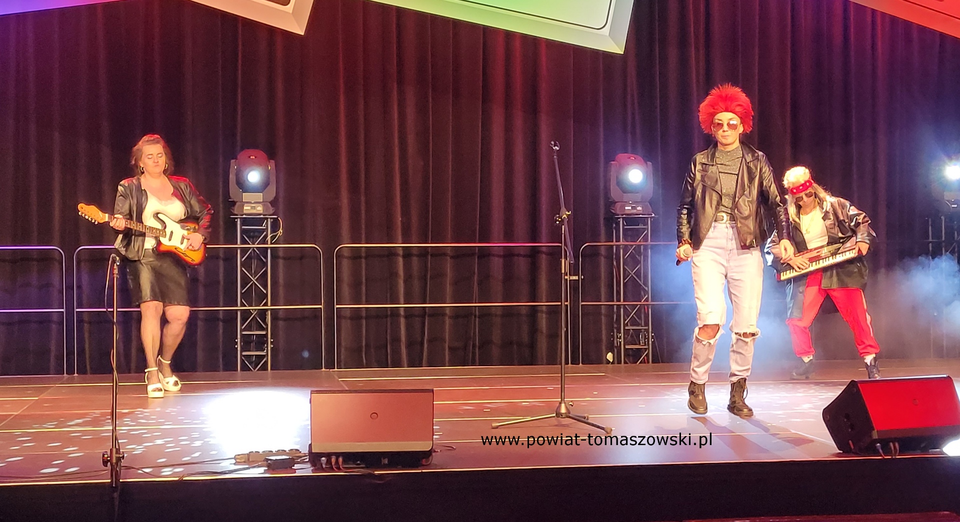 Na zdjęciu: uczestnicy IX Regionalnego Turnieju Kół Gospodyń Wiejskich i Miejskich, który odbył się w sobotę, 8 listopada 2025 roku, w PCAS-ie przy ul. Farbiarskiej 20/24 w Tomaszowie Mazowieckim.