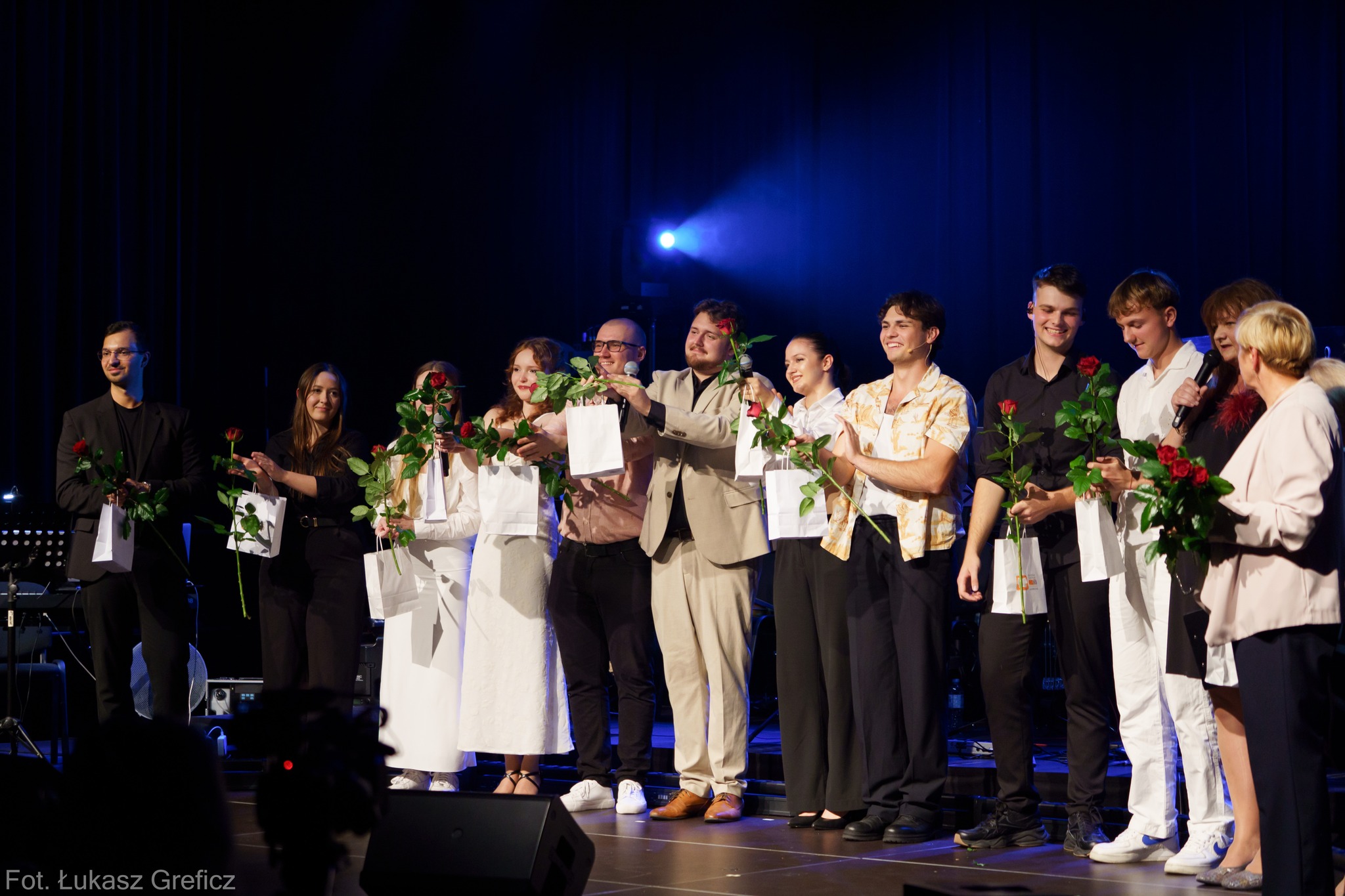 Na zdjęciu: uczestnicy koncertu &bdquo;kocha NIE&rdquo;, kt&oacute;ry odbył się w&nbsp;piątek, 19 września 2025 roku w&nbsp;PCAS-ie w&nbsp;Tomaszowie Mazowieckim. 