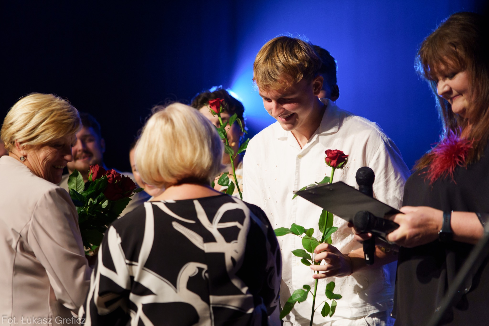 Na zdjęciu: uczestnicy koncertu &bdquo;kocha NIE&rdquo;, kt&oacute;ry odbył się w&nbsp;piątek, 19 września 2025 roku w&nbsp;PCAS-ie w&nbsp;Tomaszowie Mazowieckim. 