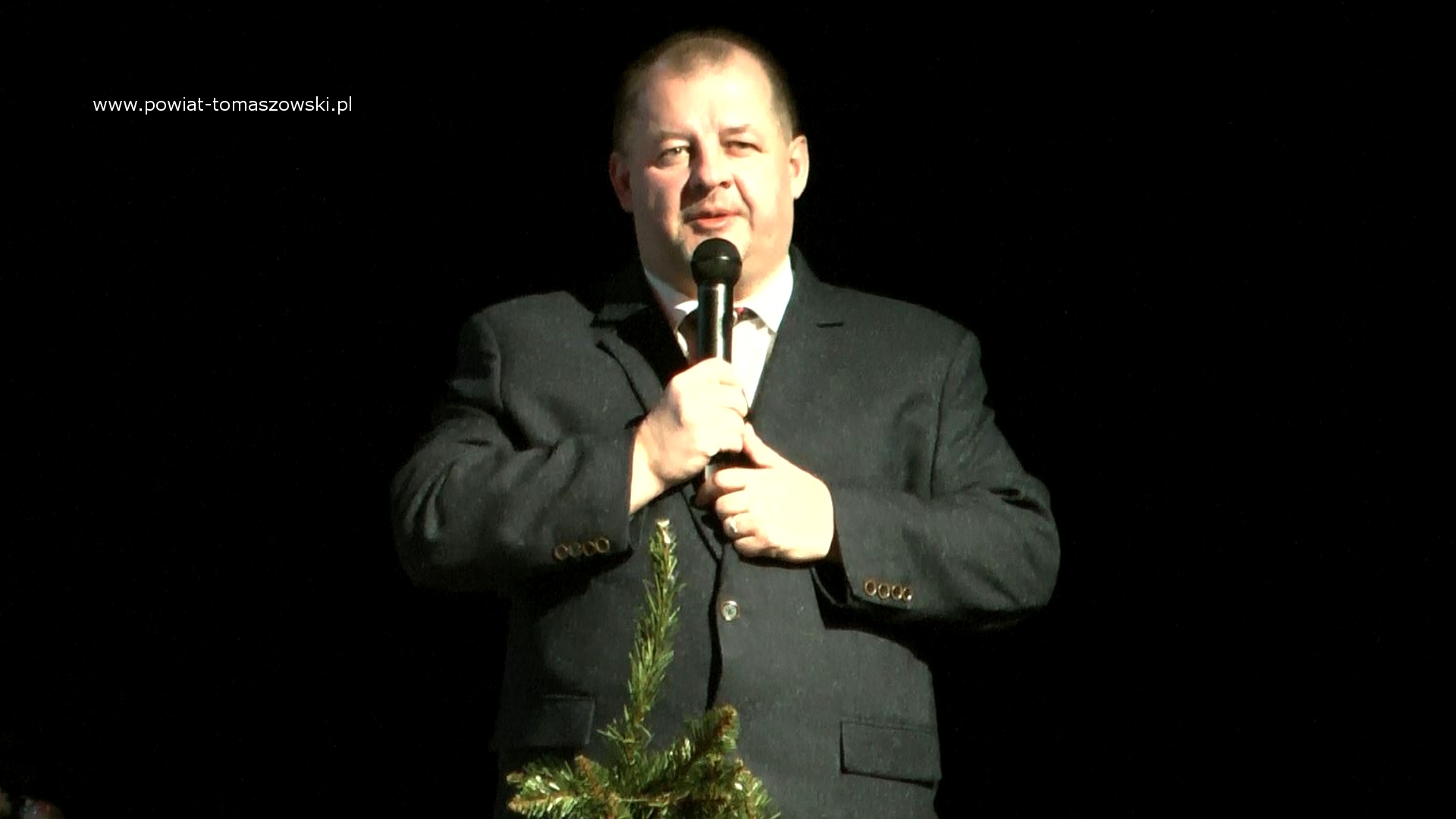 Na zdjęciu: Mariusz Węgrzynowski &ndash; Starosta Powiatu Tomaszowskiego, podczas  Koncertu Finałowego XIII Tomaszowskiego Festiwalu Kolęd i&nbsp;Pastorałek, kt&oacute;ry odbył się w&nbsp;niedzielę, 7 stycznia 2024 roku, w&nbsp;sali widowiskowej w&nbsp;Powiatowym Centrum Animacji Społecznej w&nbsp;Tomaszowie Mazowieckim