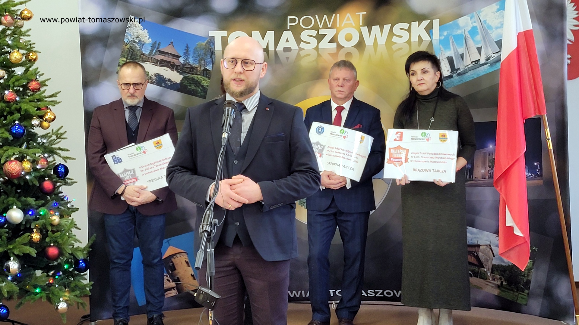 Na zdjęciu: uczestnicy konferencji prasowej  dotyczącej osiągnięć tomaszowskich szkół ponadpodstawowych w rankingu miesięcznika „Perspektywy”, która odbyła się w środę, 22 stycznia 2025 roku, w sali konferencyjnej Starostwa Powiatowego w Tomaszowie Mazowieckim.