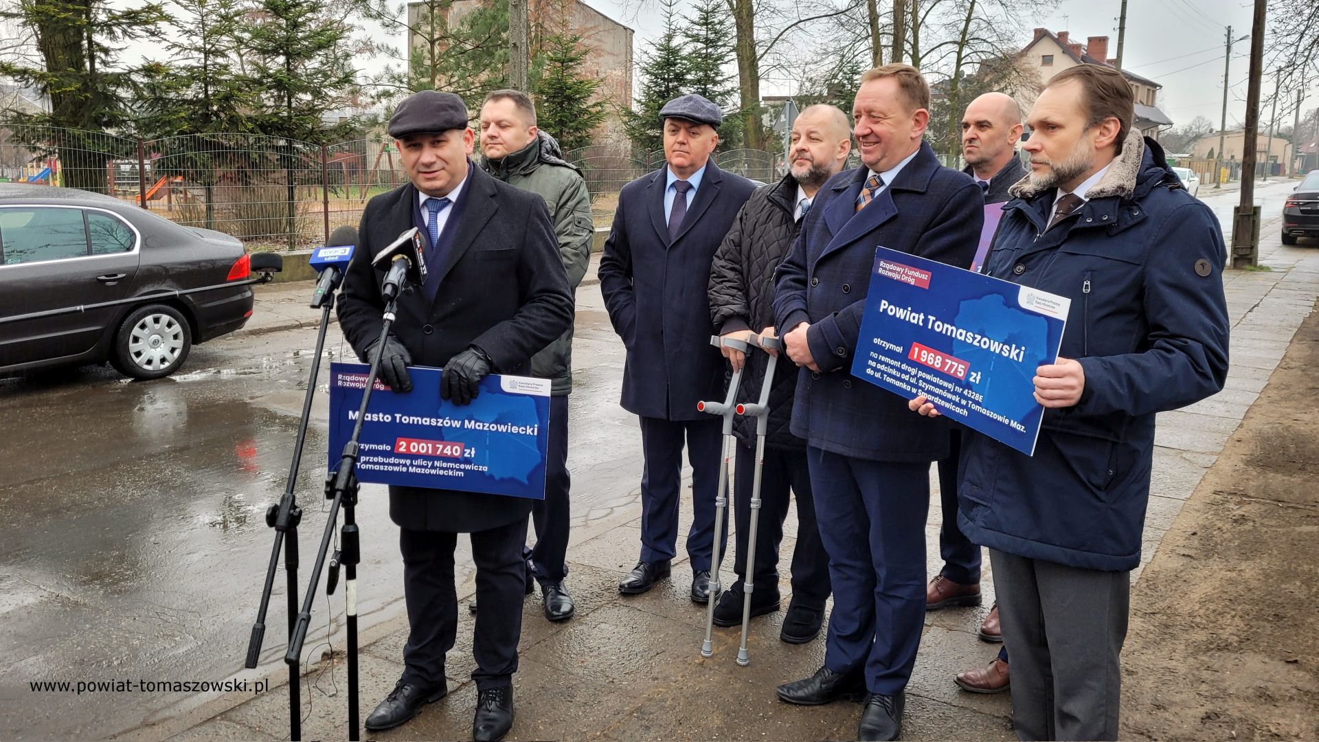 Na zdjęciu: uczestnicy konferencji prasowej, dotyczącej pozyskanych kolejnych funduszy w&nbsp;kwocie ok. 7 milion&oacute;w na&nbsp;remont dr&oacute;g w&nbsp;powiecie tomaszowskim, kt&oacute;ra odbyła się w&nbsp;poniedziałek, 13 lutego 2023 roku, na&nbsp;ulicy Niemcewicza w&nbsp;Tomaszowie Mazowieckim