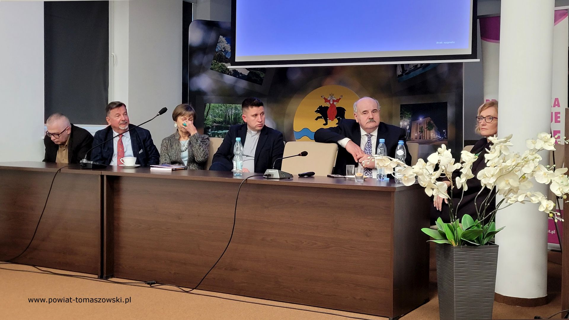 Na zdjęciu: uczestnicy konferencji dotyczącej Światowego Dnia Walki z Rakiem, która odbyła się w piątek, 9 lutego 2023 roku, w sali konferencyjnej Starostwa Powiatowego w Tomaszowie Mazowieckim