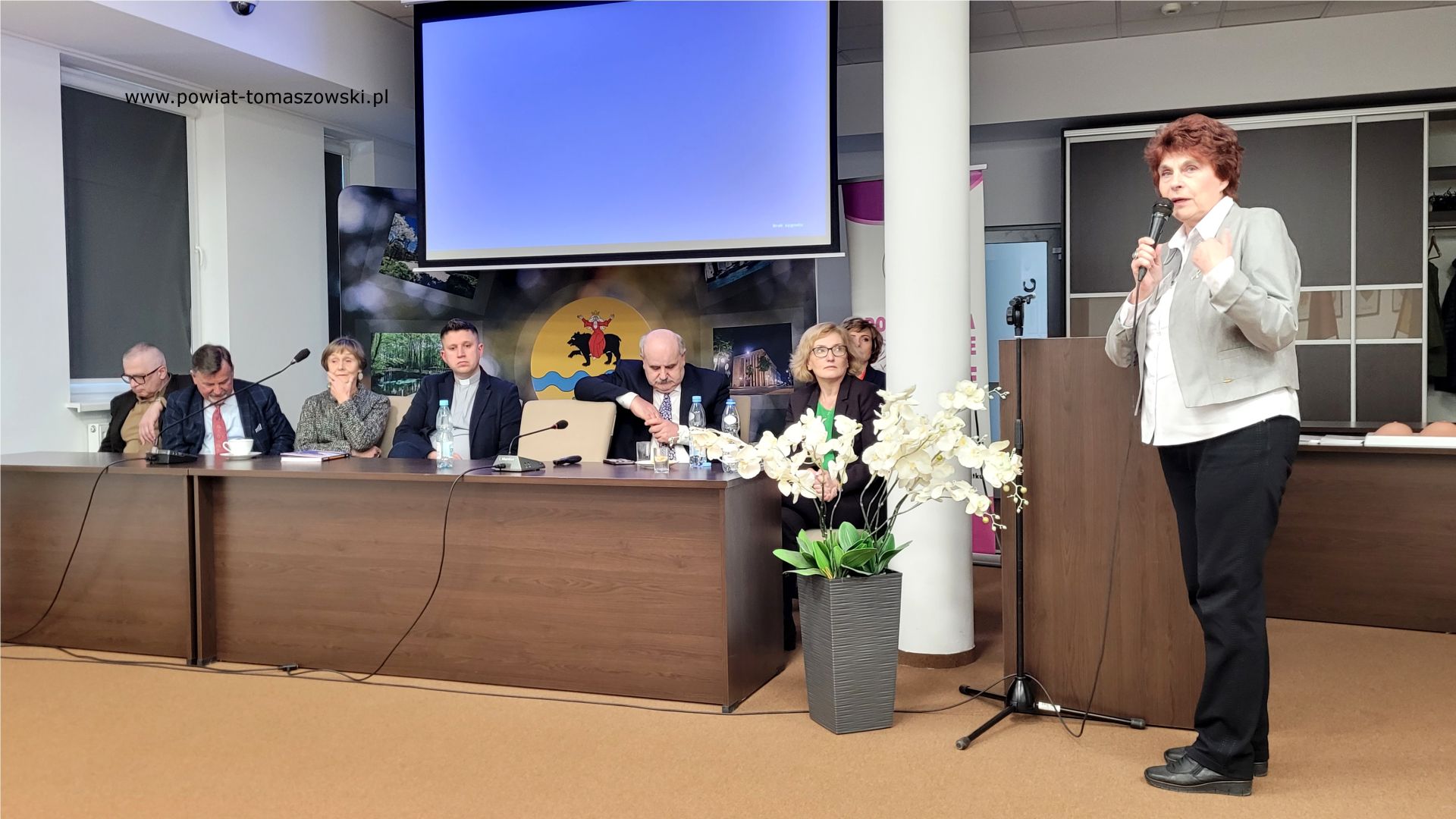 Na zdjęciu: uczestnicy konferencji dotyczącej Światowego Dnia Walki z Rakiem, która odbyła się w piątek, 9 lutego 2023 roku, w sali konferencyjnej Starostwa Powiatowego w Tomaszowie Mazowieckim