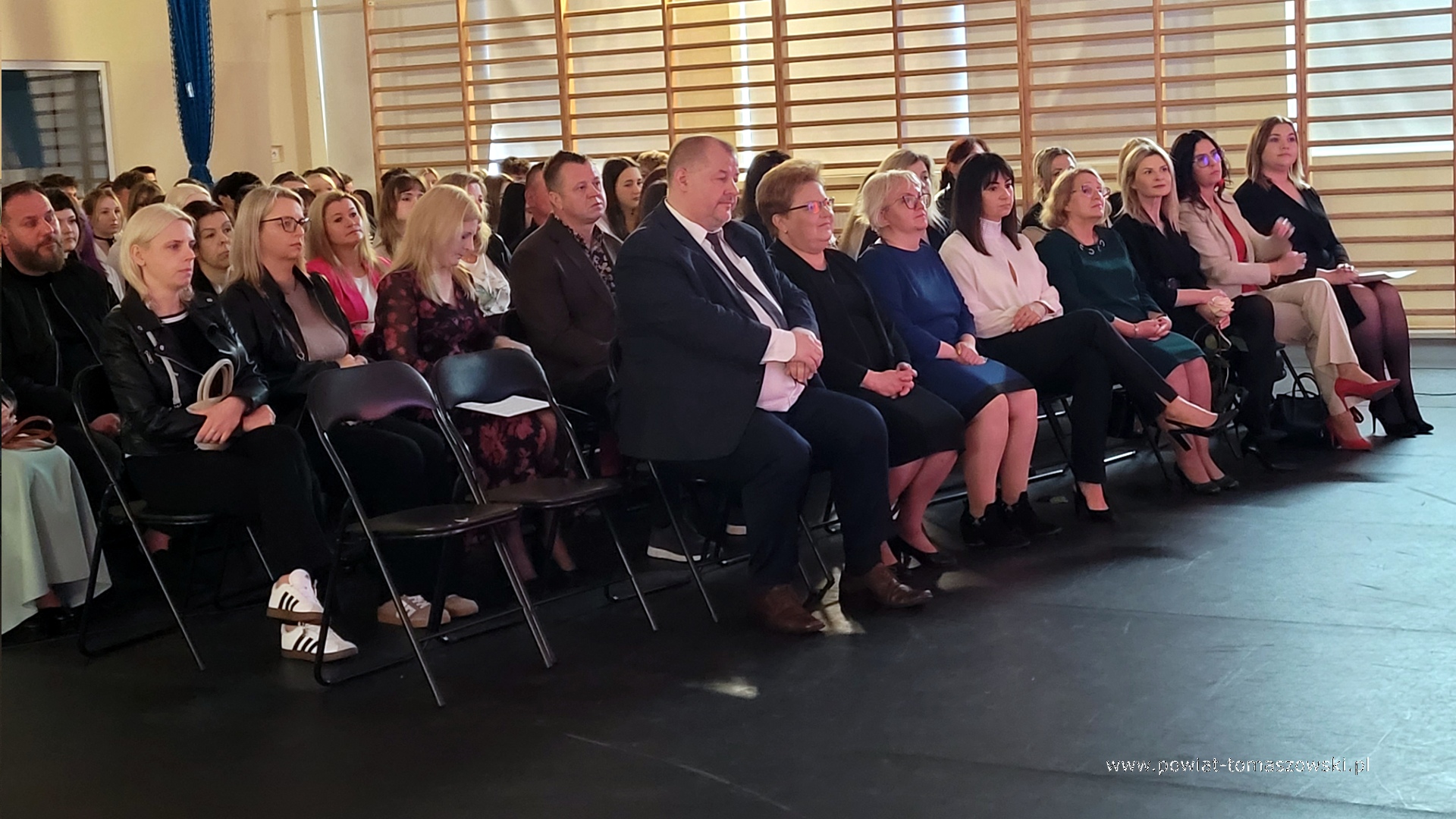 Na zdjęciu: uczestnicy zakończenia roku szkolnego 2024/2025 uczni&oacute;w klas maturalnych w&nbsp;Zespole Szk&oacute;ł Ponadpodstawowych nr 6 im. Stanisława Wyspiańskiego w&nbsp;Tomaszowie Mazowieckim, kt&oacute;re odbyło się w&nbsp;piątek, 25 kwietnia 2025 roku.