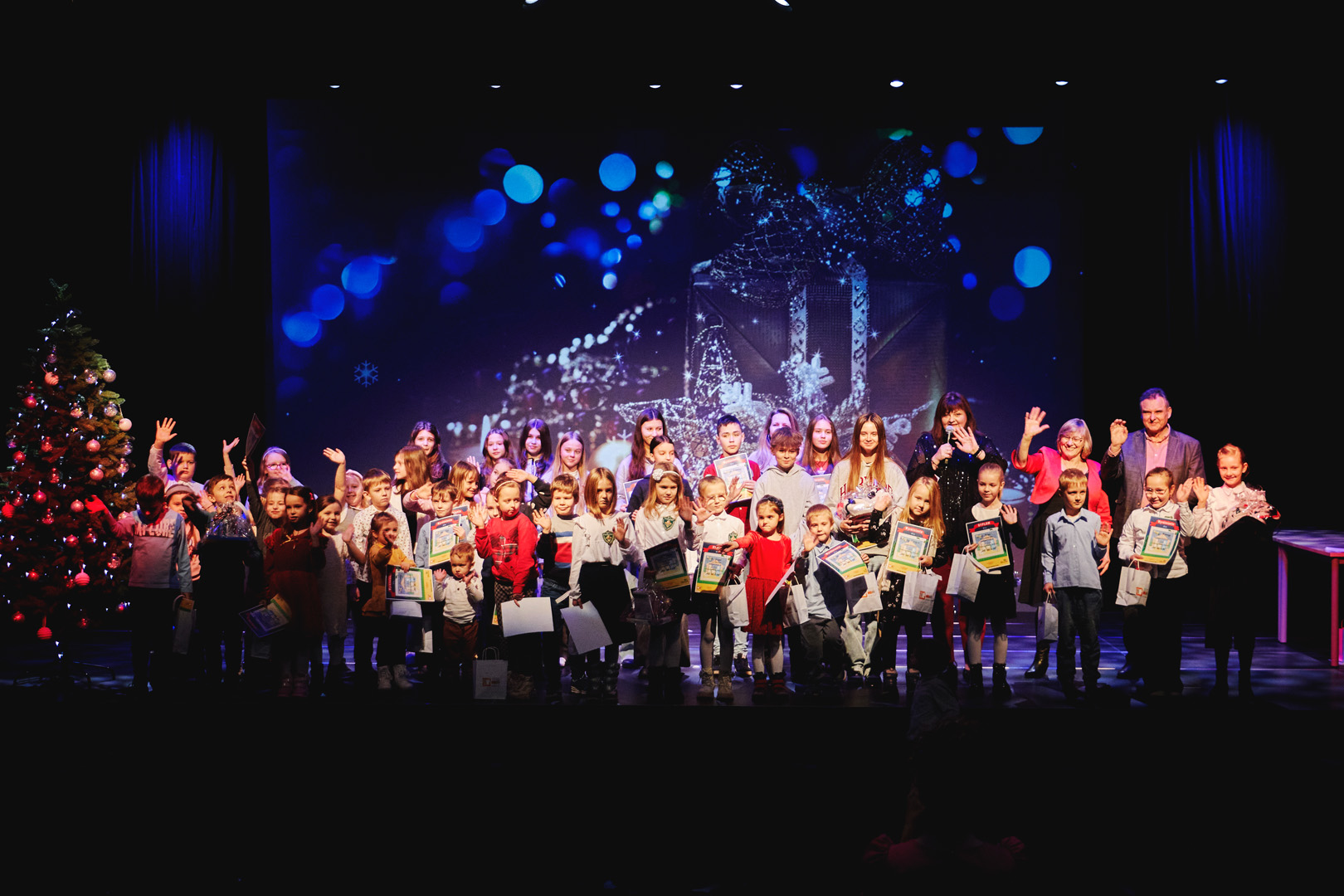 Na zdjęciu: uczestnicy podsumowania konkursu plastycznego pt. &bdquo;Jest taki dzień&hellip;&rdquo;, kt&oacute;re odbyło się w&nbsp;we wtorek, 10 grudnia 2024 roku, w&nbsp;PCAS-ie