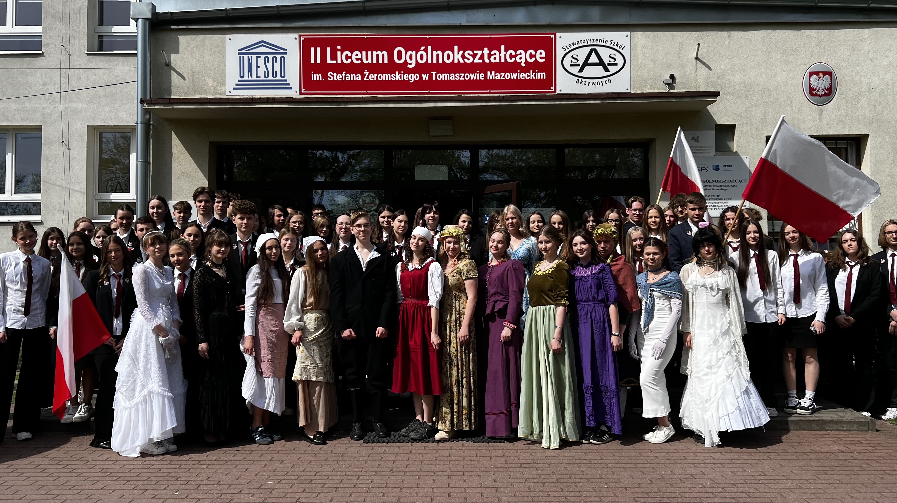 Na zdjęciu: uczestnicy konkursu zorganizowanego w II Liceum Ogólnokształcącego im. Stefana Żeromskiego w Tomaszowie Mazowieckim poświęconego 234. rocznicy uchwalenia Konstytucji 3 Maja. 