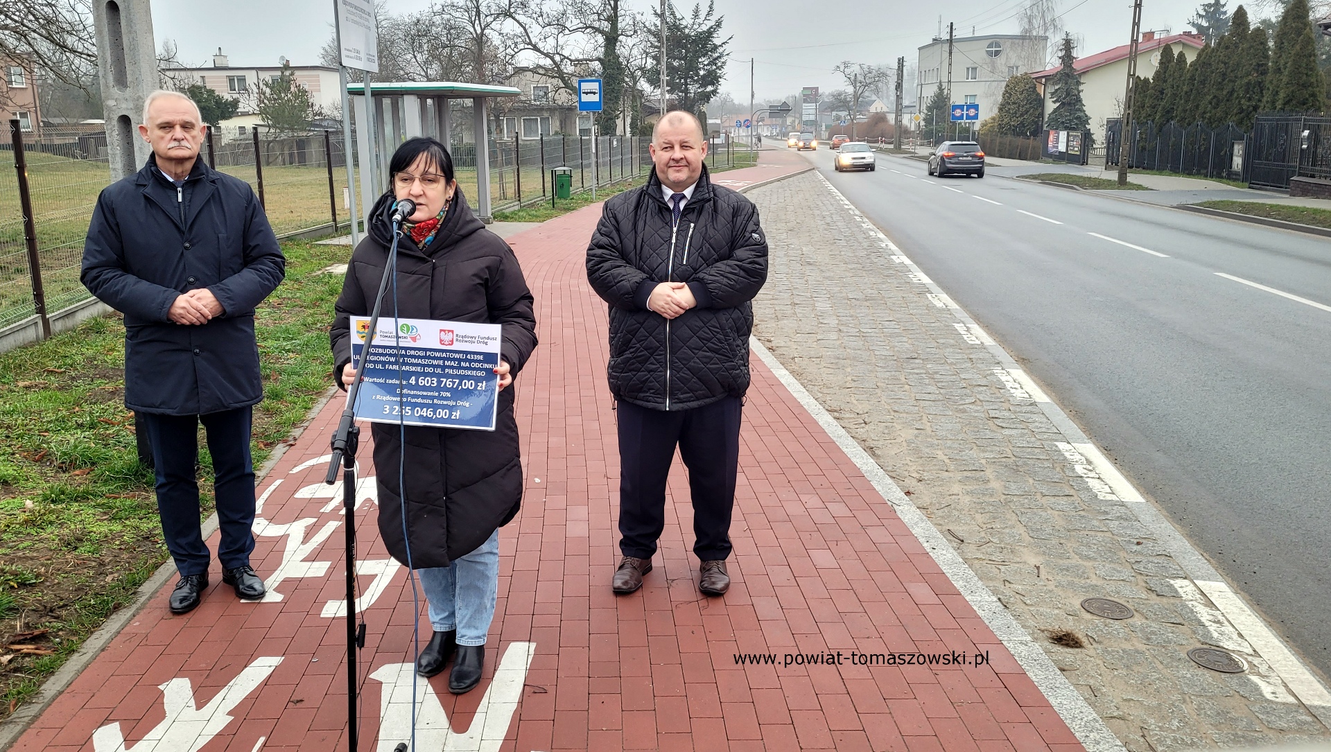 Na zdjęciu: uczestnicy konferencji prasowej informującej o&nbsp;ukończeniu remontu drogi powiatowej &ndash; ulica Legion&oacute;w w&nbsp;Tomaszowie Mazowieckim, kt&oacute;ra odbyła się w&nbsp;czwartek, 18 grudnia 2025 roku.