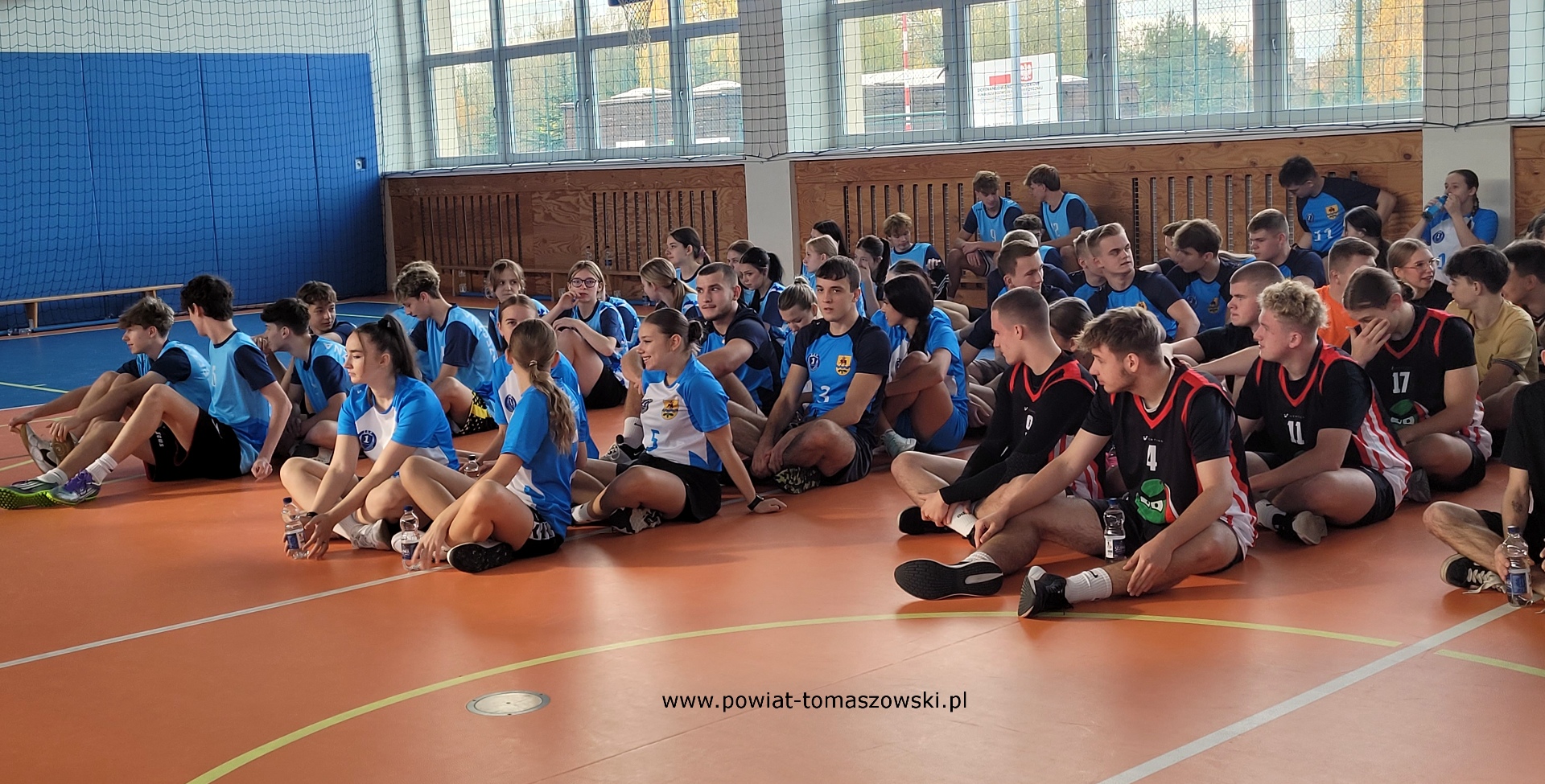 Na zdjęciu: uczestnicy Wielkiej Olimpijskiej Lekcji W-F, która odbyła się w czwartek – 30 października 2025 roku, w Zespole Szkół Ponadpodstawowych nr 8 w Tomaszowie Mazowieckim Na zdjęciu: uczestnicy Wielkiej Olimpijskiej Lekcji W-F, która odbyła się w czwartek – 30 października 2025 roku, w Zespole Szkół Ponadpodstawowych nr 8 w Tomaszowie Mazowieckim