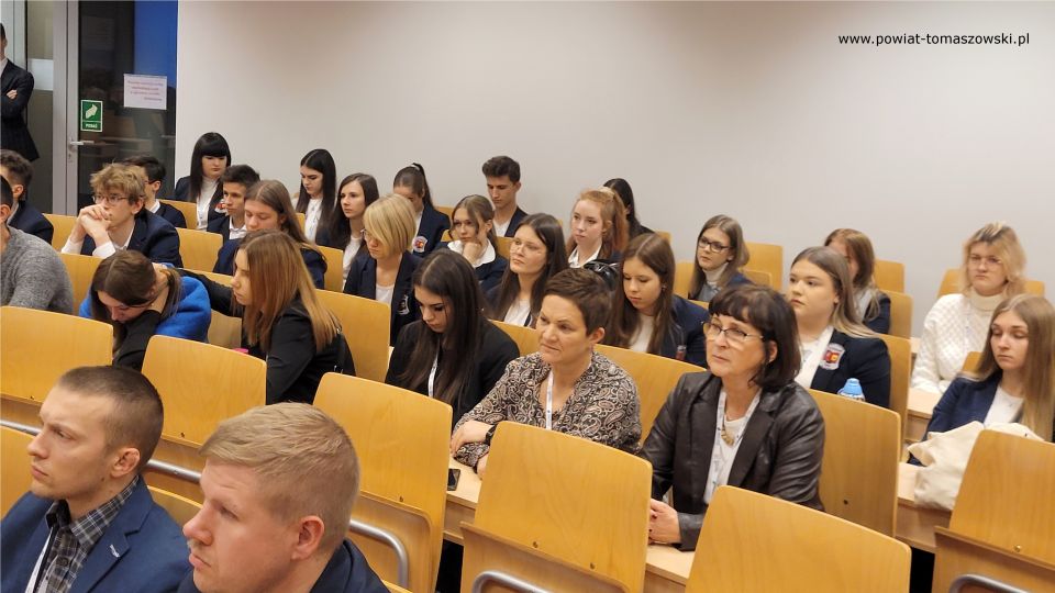 Na zdjęciu: uczestnicy wykładów w&nbsp;ramach Łódzkiej Akademii Dyplomacji, które odbyły się w&nbsp;piątek, 16 grudnia 2022 roku, na&nbsp;Wydziale Prawa i&nbsp;Administracji Uniwersytetu Łódzkiego