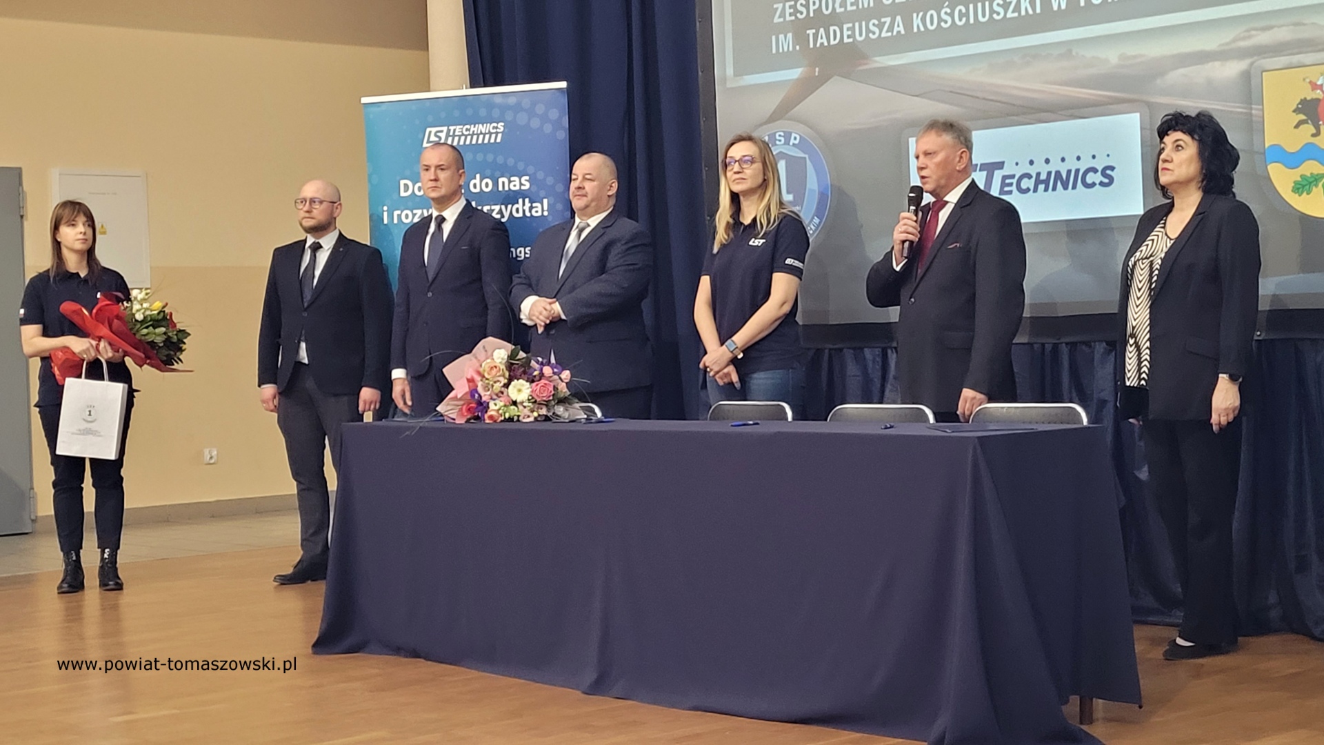 Na zdjęciu: uczestnicy spotkania, podczas kt&oacute;rego odbyło się podpisanie listu intencyjnego o&nbsp;wzajemnej wsp&oacute;łpracy w&nbsp;celu podnoszenia jakości i&nbsp;efektywności szkolnictwa branżowego na&nbsp;potrzeby branży transportu lotniczego oraz&nbsp;dostosowania go do wyzwań rozwojowych i&nbsp;potrzeb rynku pracy pomiędzy LS Technics Sp. z&nbsp;o.o. a&nbsp;Zespołem Szk&oacute;ł Ponadpodstawowych nr 1 im. Tadeusza Kościuszki w&nbsp;Tomaszowie Mazowieckim, kt&oacute;re odbyło się w&nbsp;czwartek, 3 kwietnia 2025 roku, w&nbsp;ZSP nr 1.